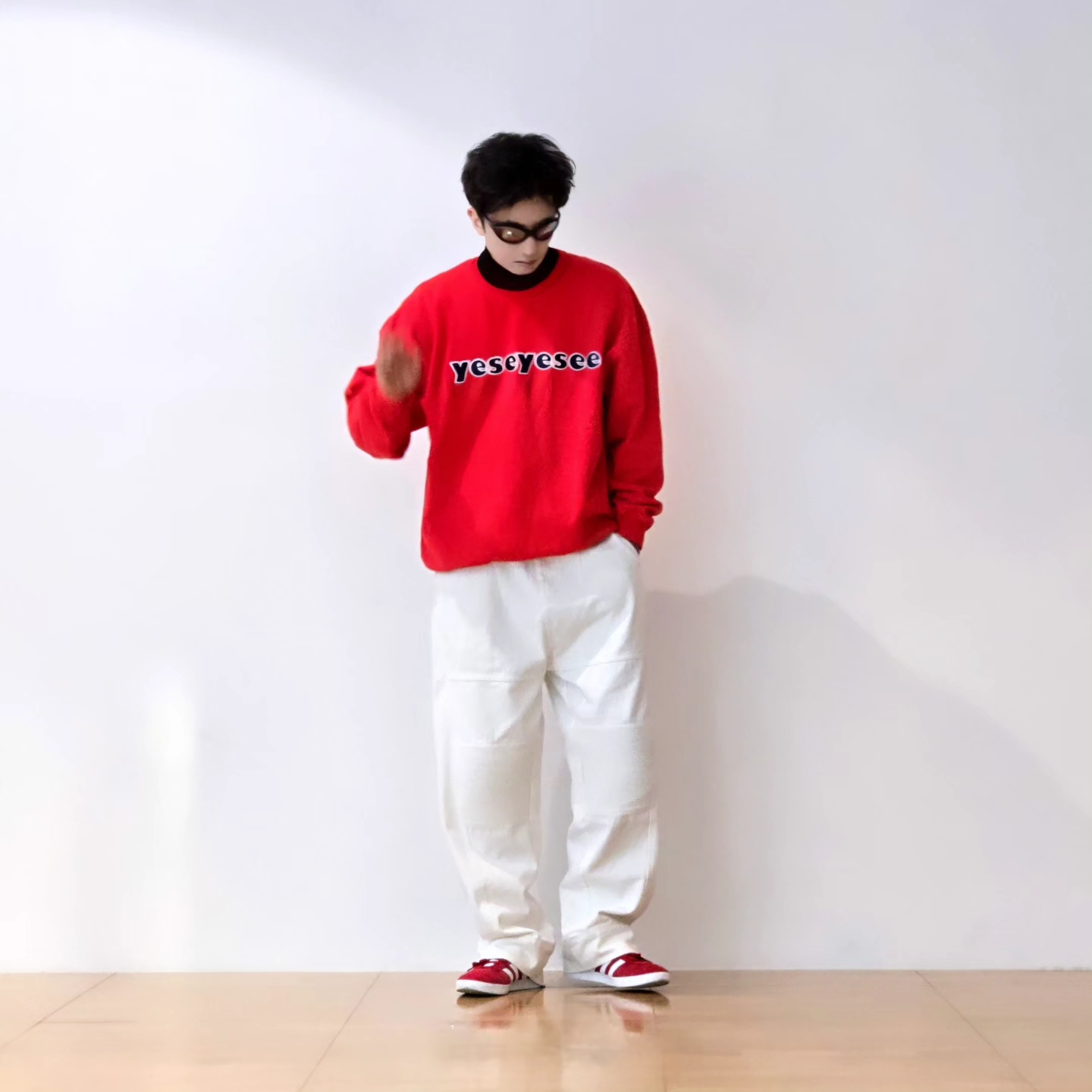 Adidas Gazelle Power Red 착용 스타일 - 3