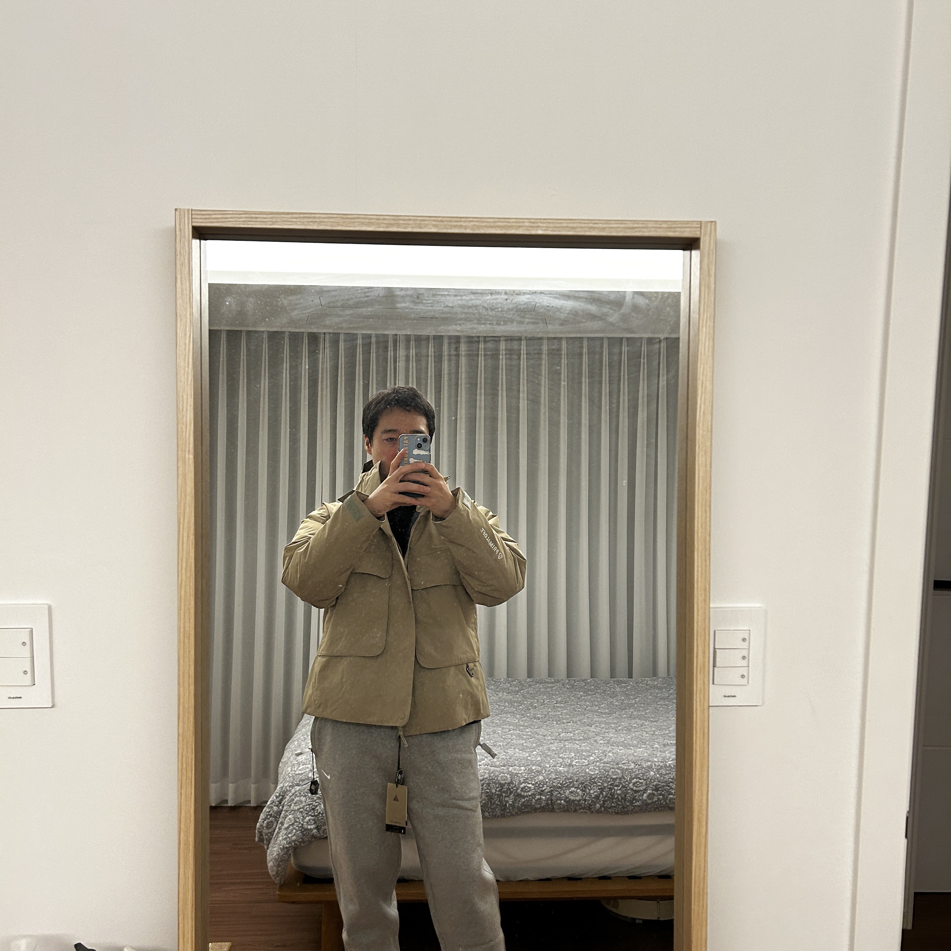 Nike Solo Swoosh Fleece Pants Dark Grey - Asia, Nike ACG Primaloft Skull Peak Storm-Fit Jacket Khaki Anthracite - Asia 착용 스타일
