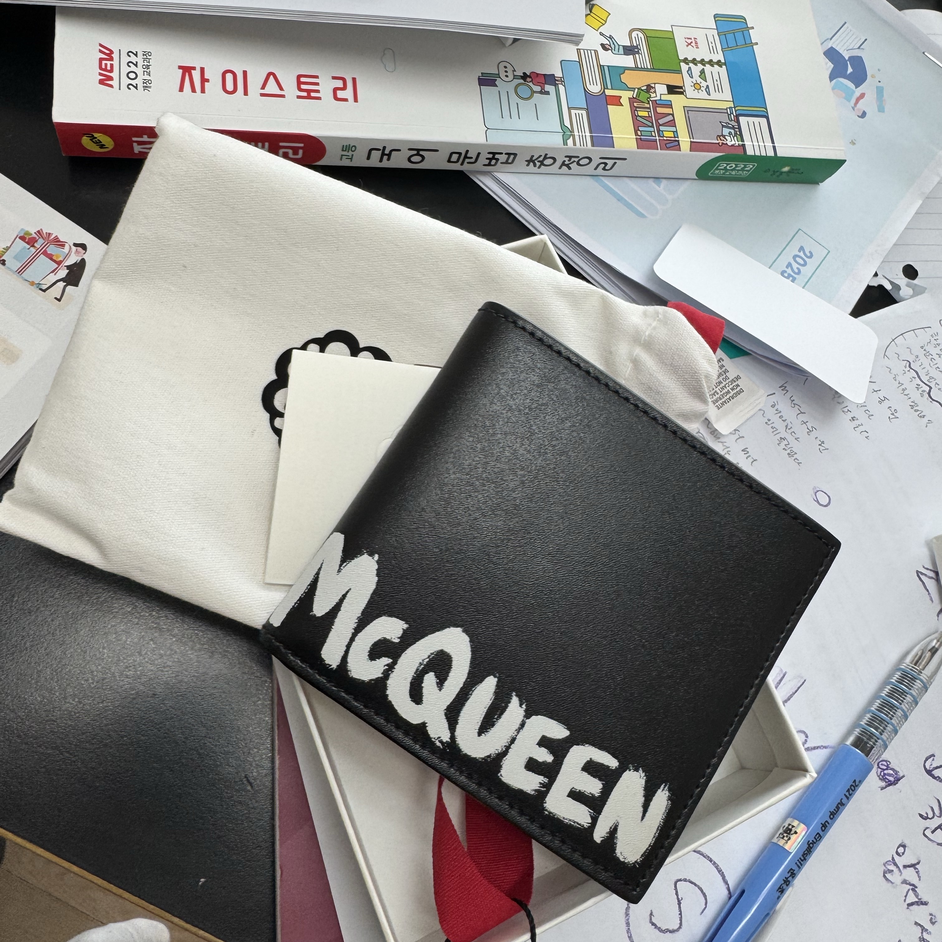 Alexander McQueen Graffiti Billfold Wallet Black White 착용 스타일