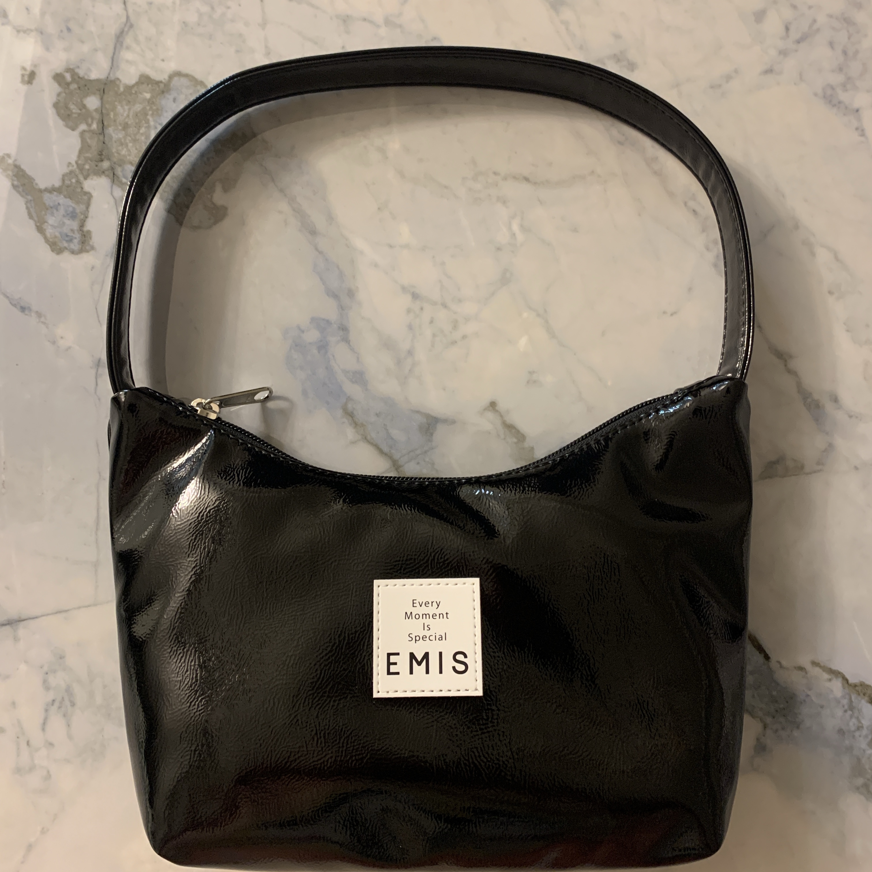 Emis New Enamel Hobo Bag Black 착용 스타일