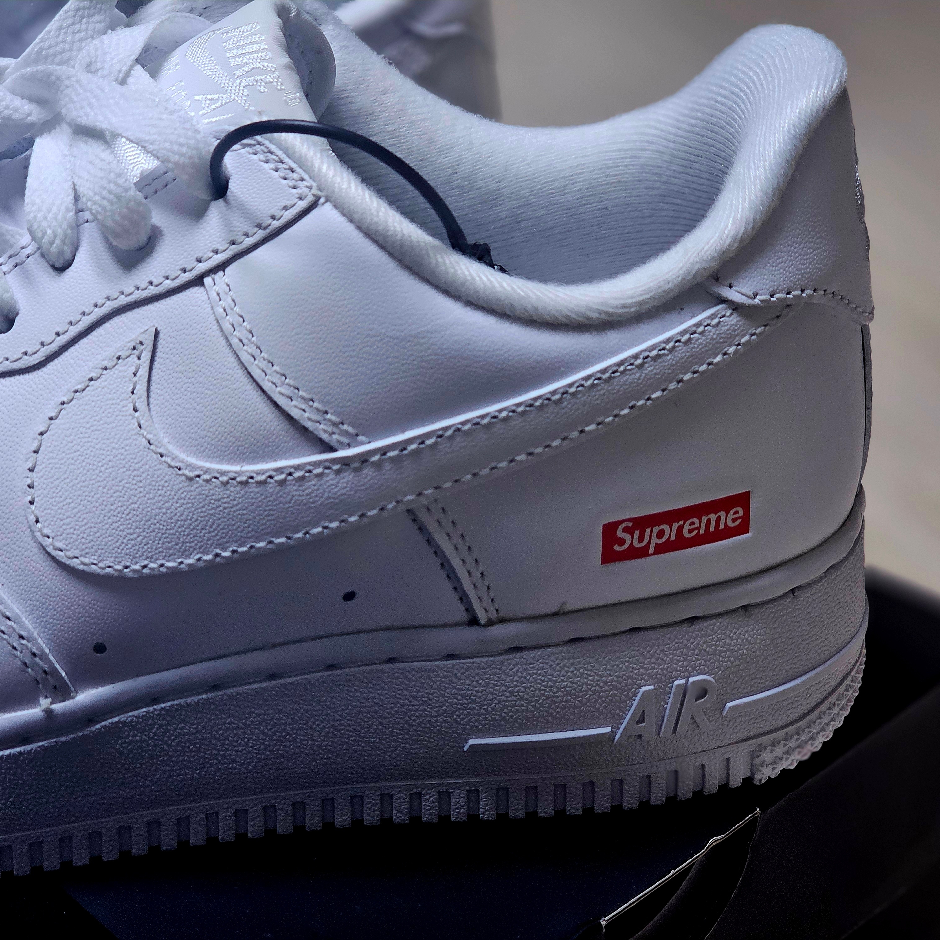 Nike x Supreme Air Force 1 Low White 착용 스타일 - 2