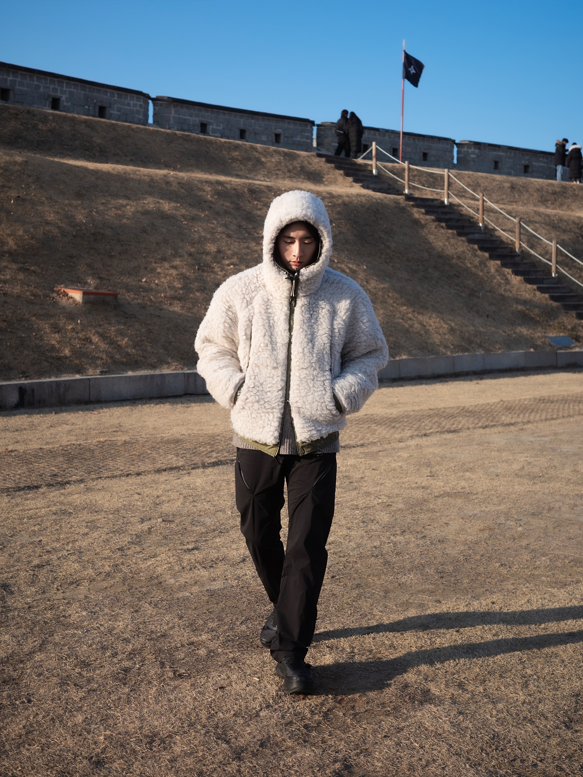 Roa Hiking Heavy Furry Jacket Silver Sage, Salomon x Comme des Garcons Pulsar Platform Black 착용 스타일 - 3