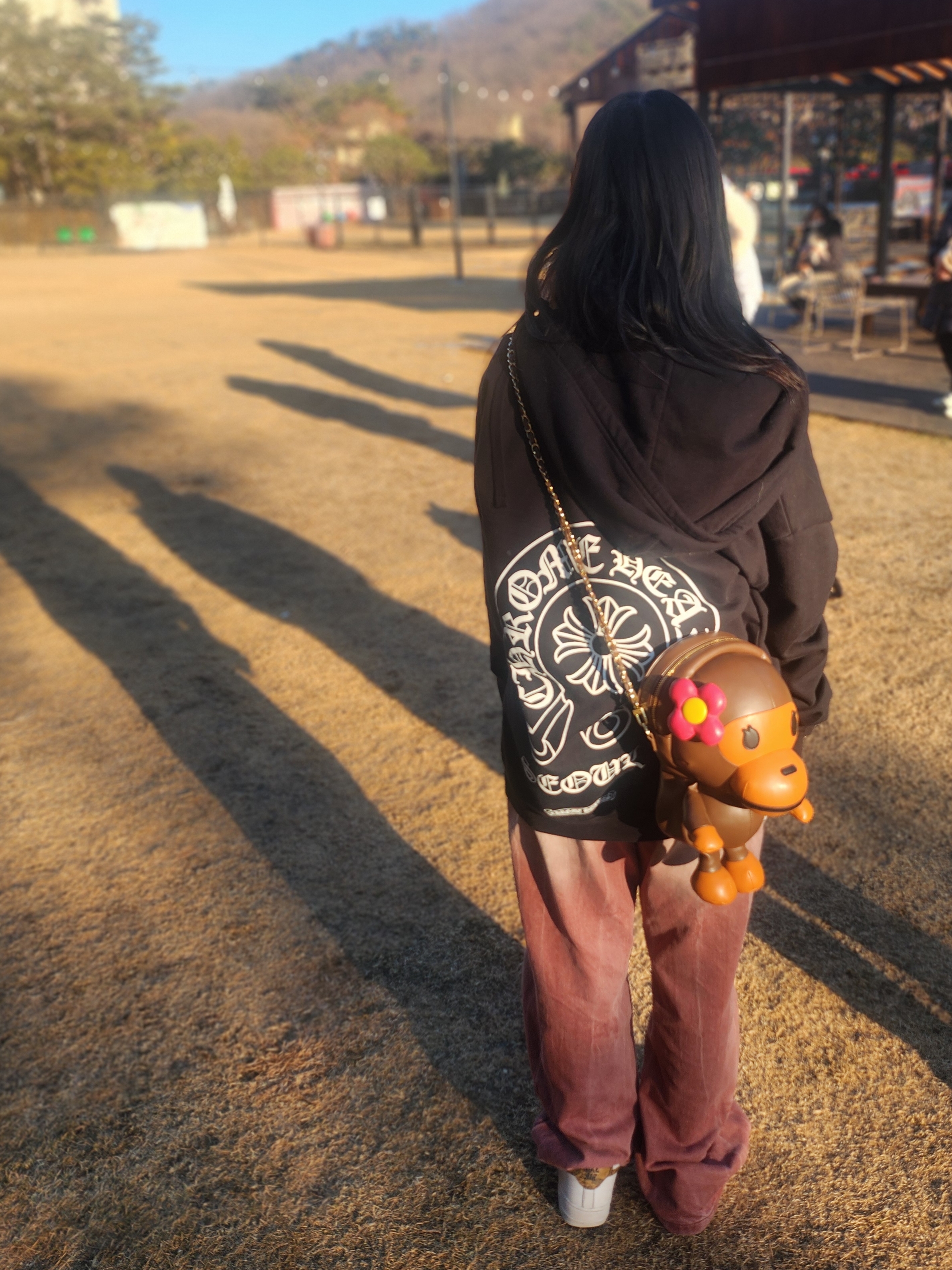 (W) BAPE Baby Lisa Plush Doll Chain Shoulder Bag Brown 착용 스타일