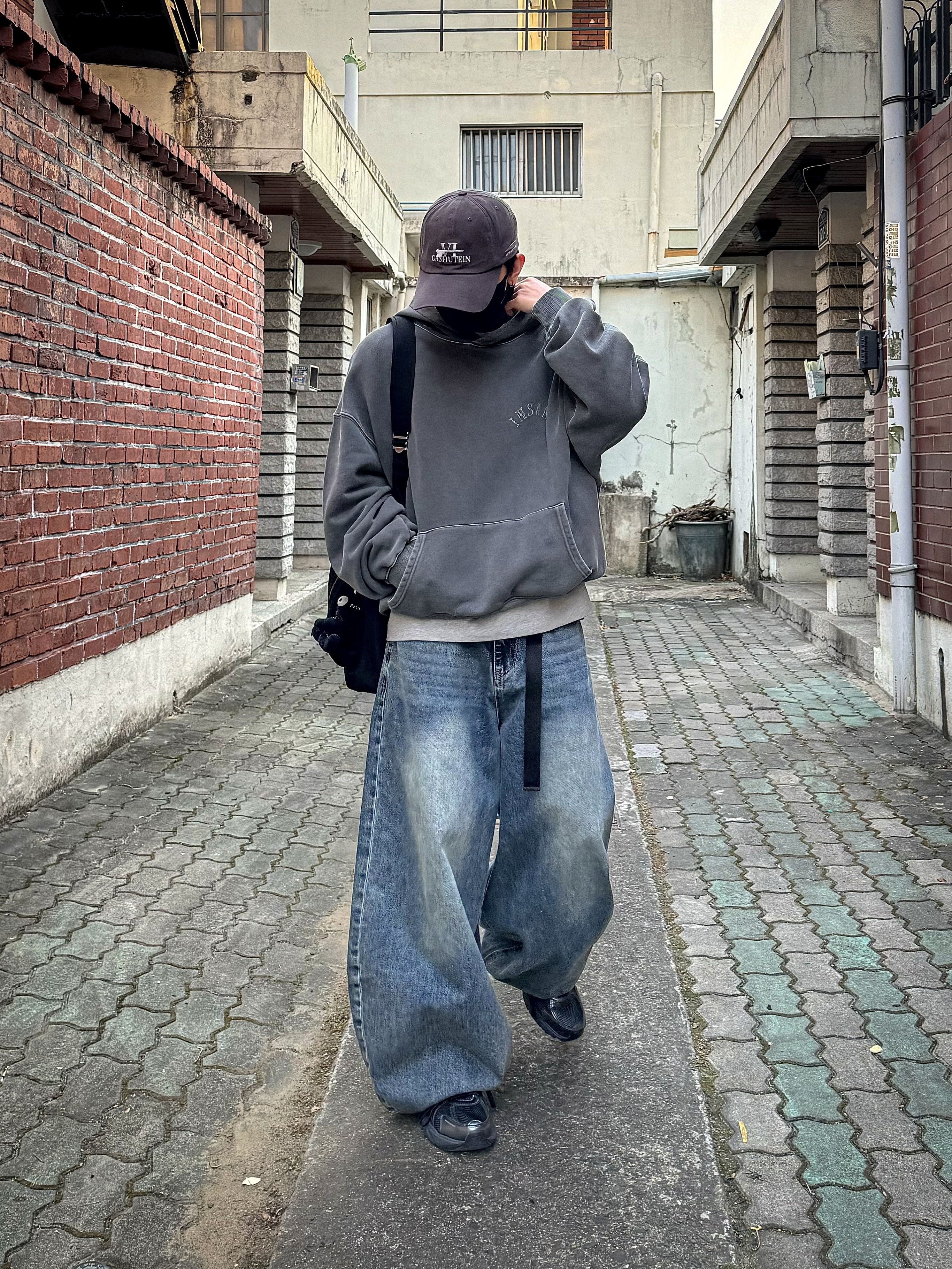 Nike V2K Run Black Anthracite 착용 스타일 - 1