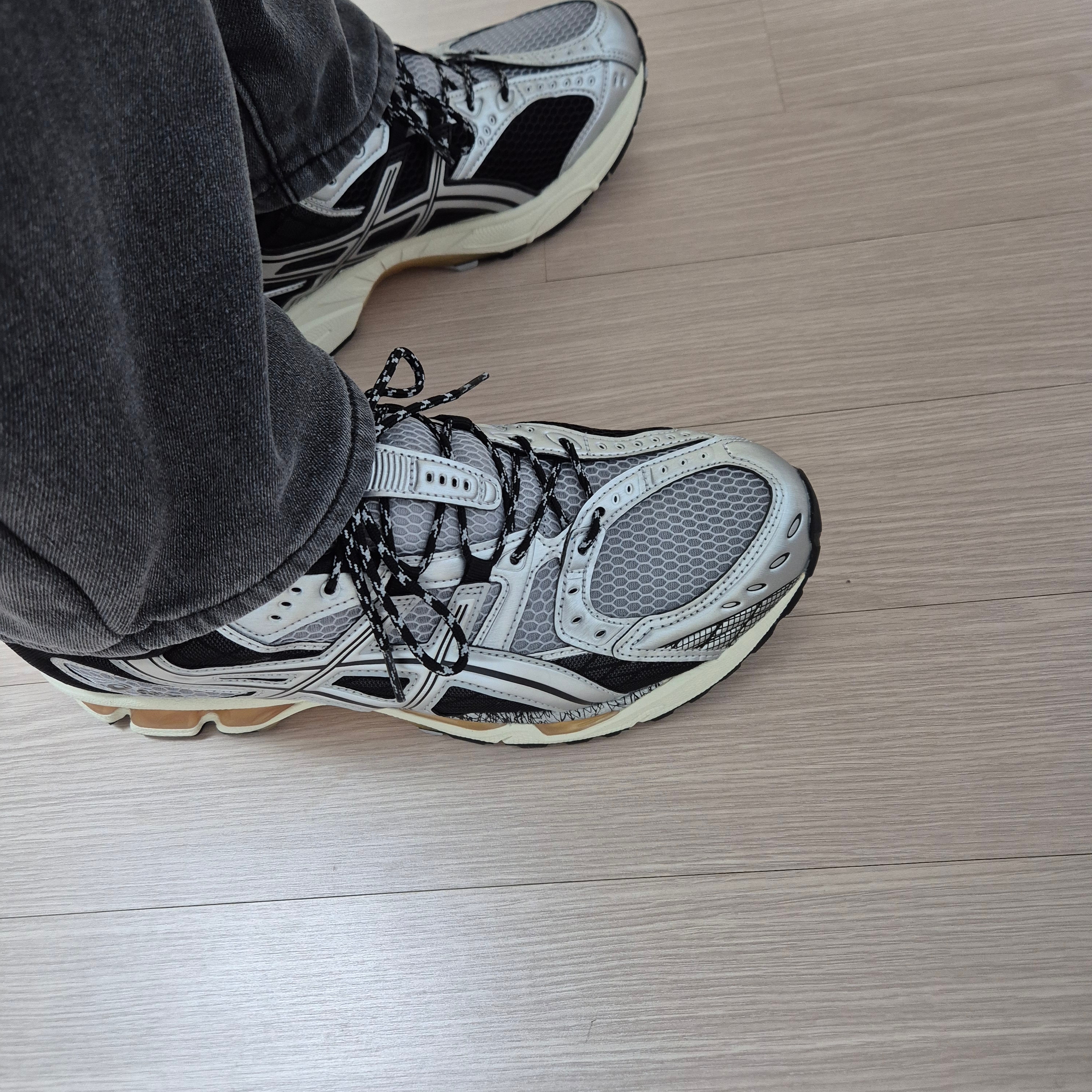 Asics Gel-Nimbus 10.1 Piedmont Grey Pure Silver 착용 스타일 - 2