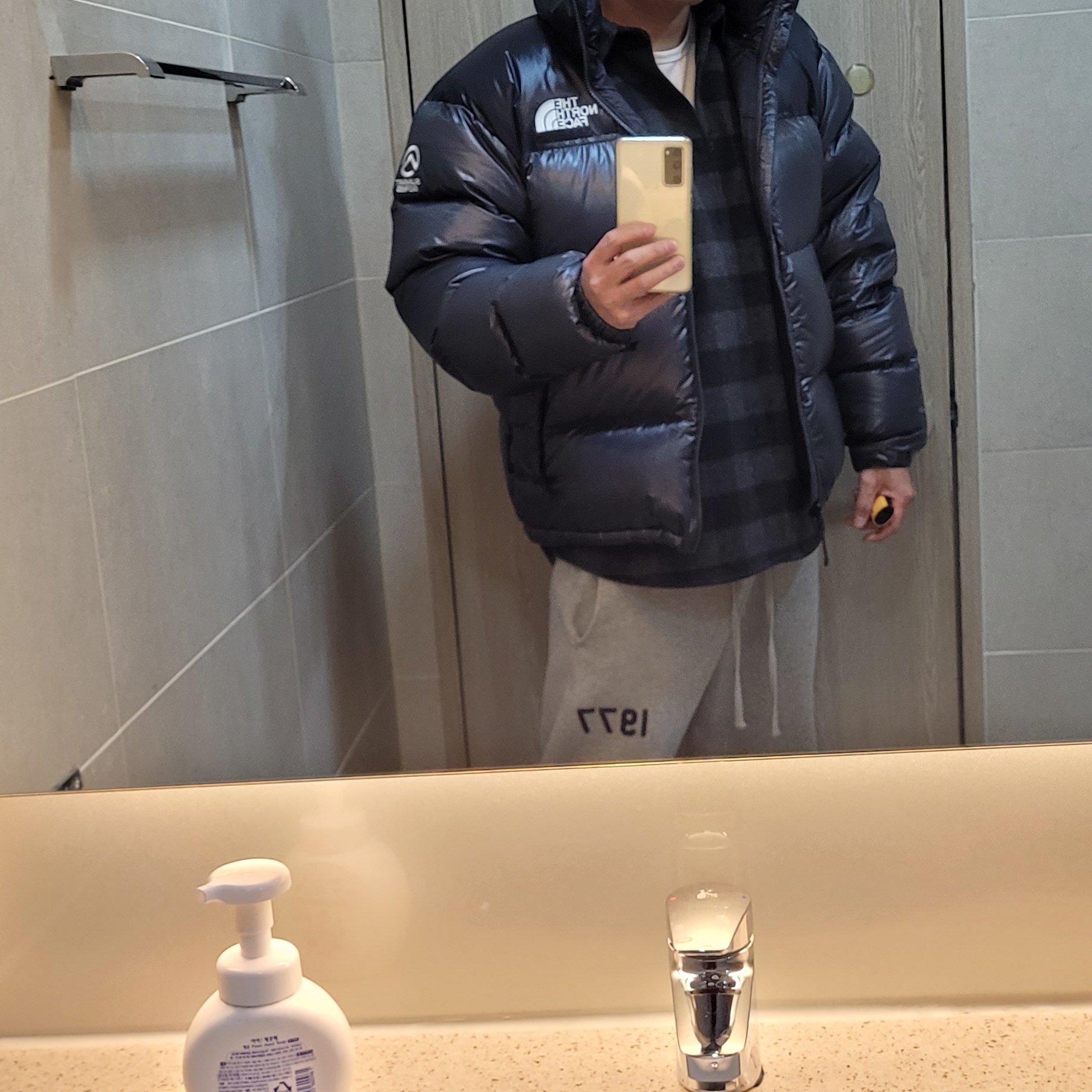 The North Face Quantum Nuptse RDS Down Jacket Silver Gray 착용 스타일