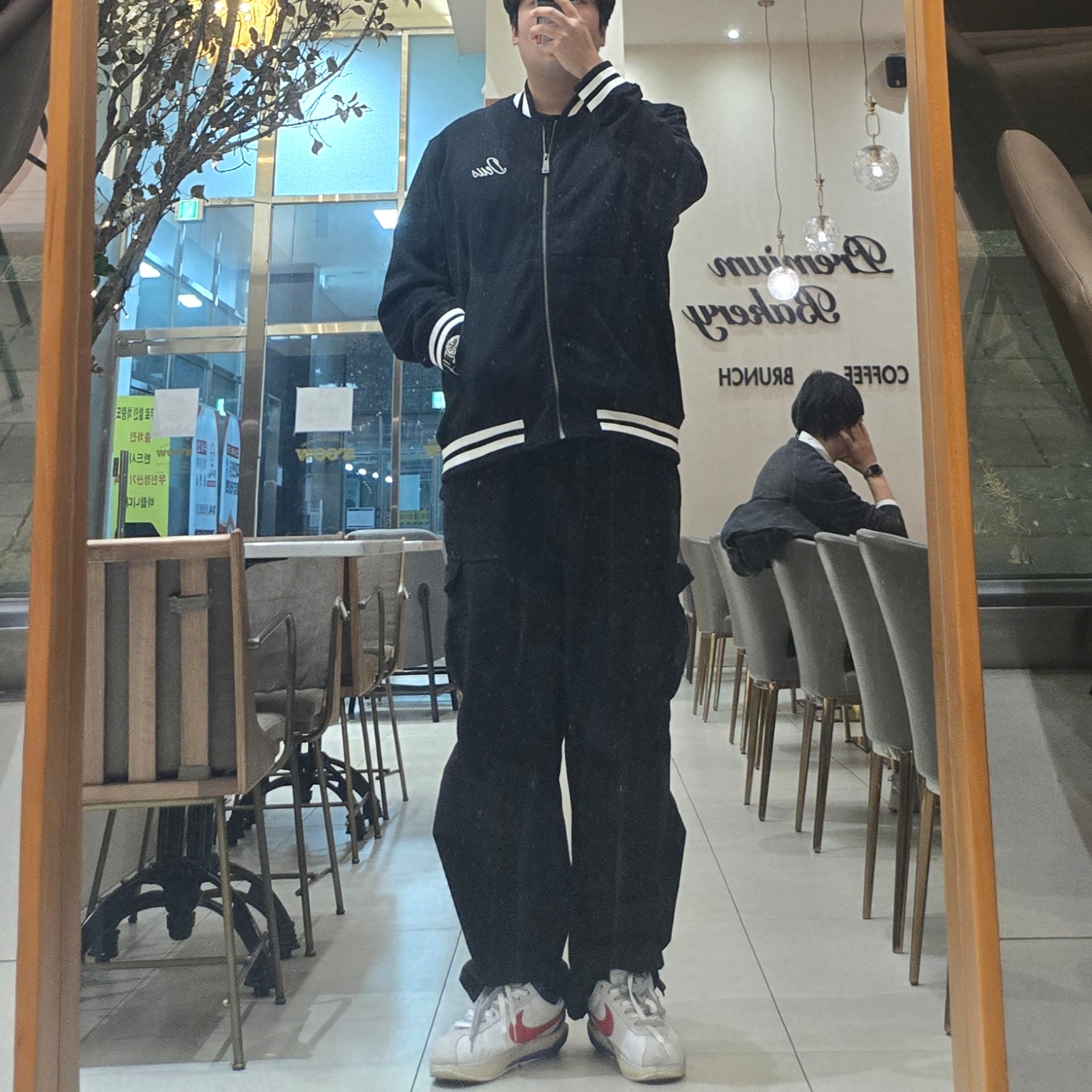 Nike x Sacai Zoom Cortez SP White and University Red 착용 스타일