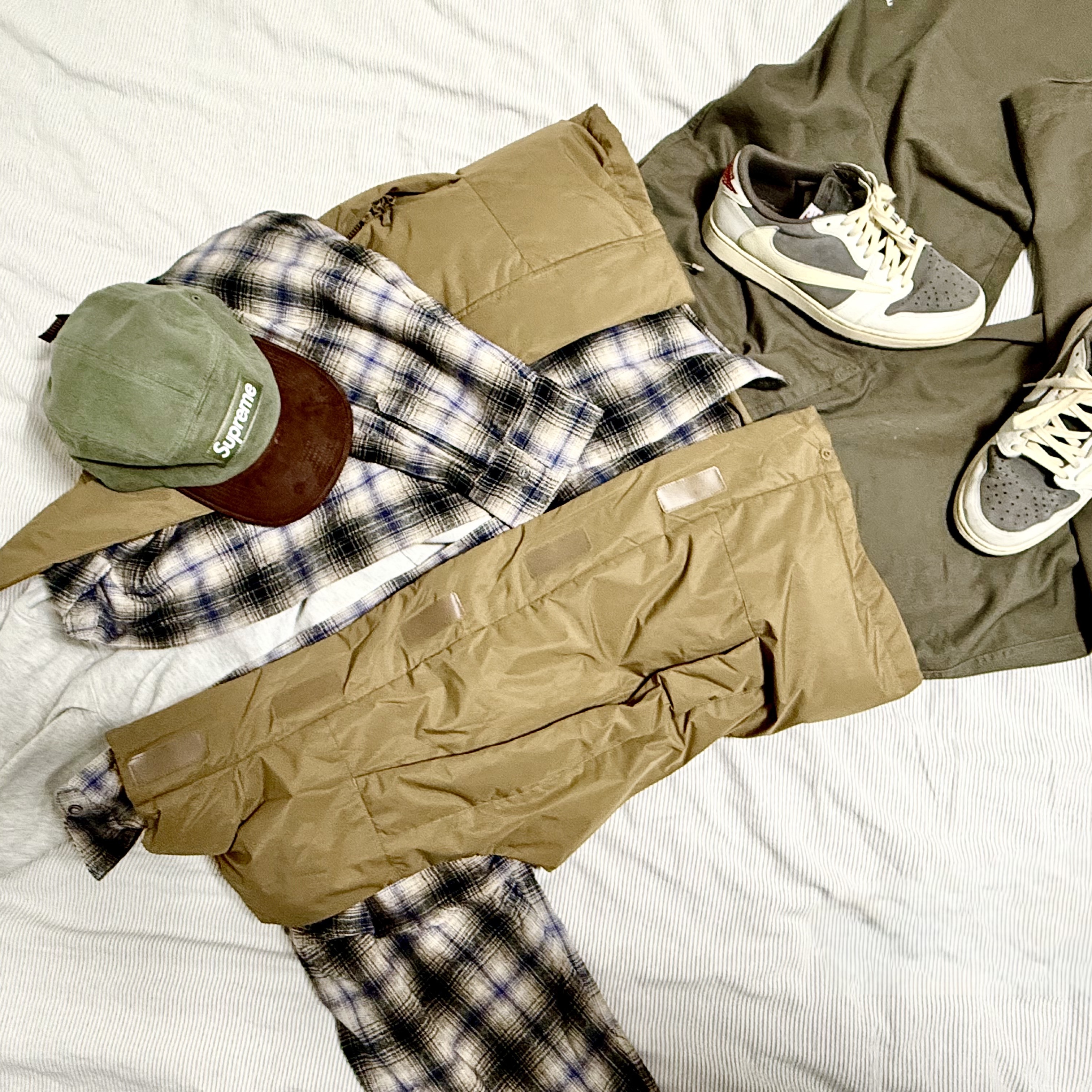 Supreme Suede Visor Camp Cap Light Olive - 23SS, Jordan 1 x Travis Scott Retro Low OG SP Sail and Ridgerock 착용 스타일