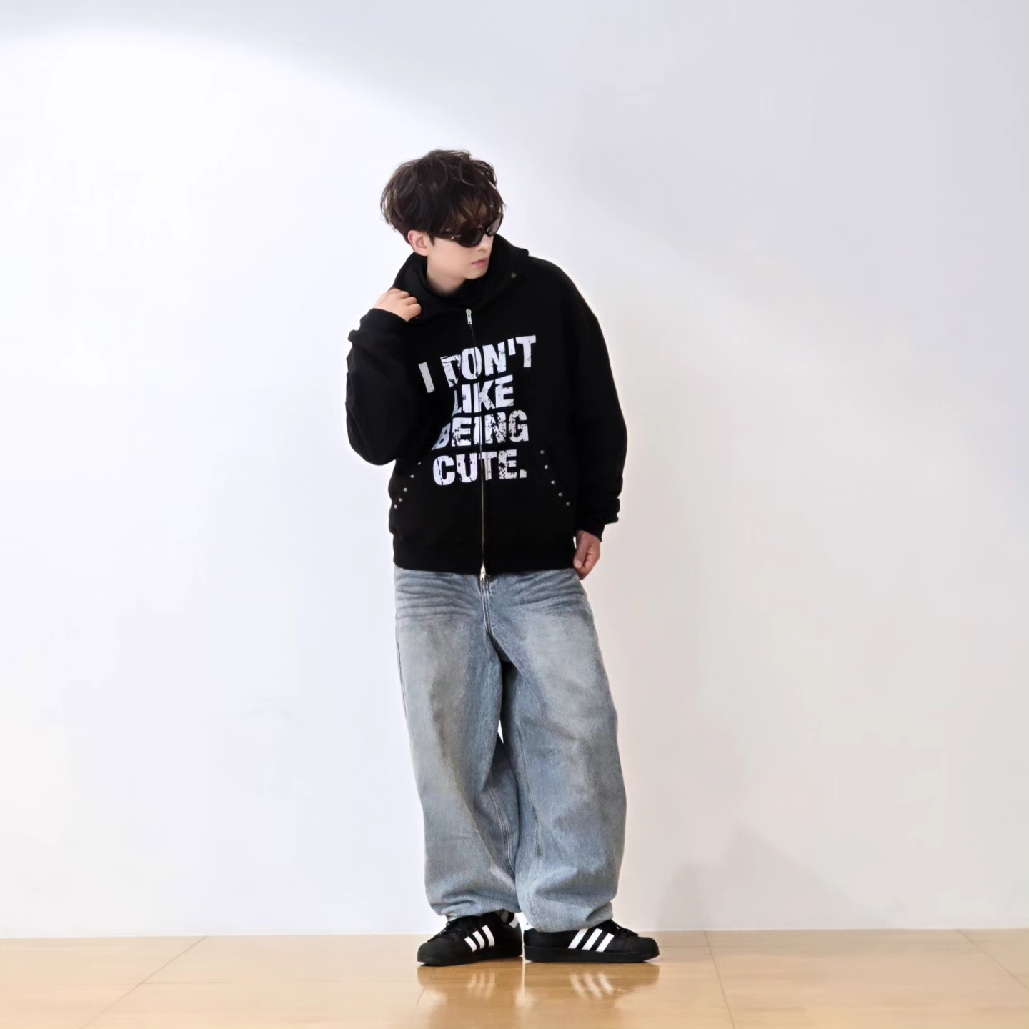 Adidas Superstar Core Black White 착용 스타일 - 2