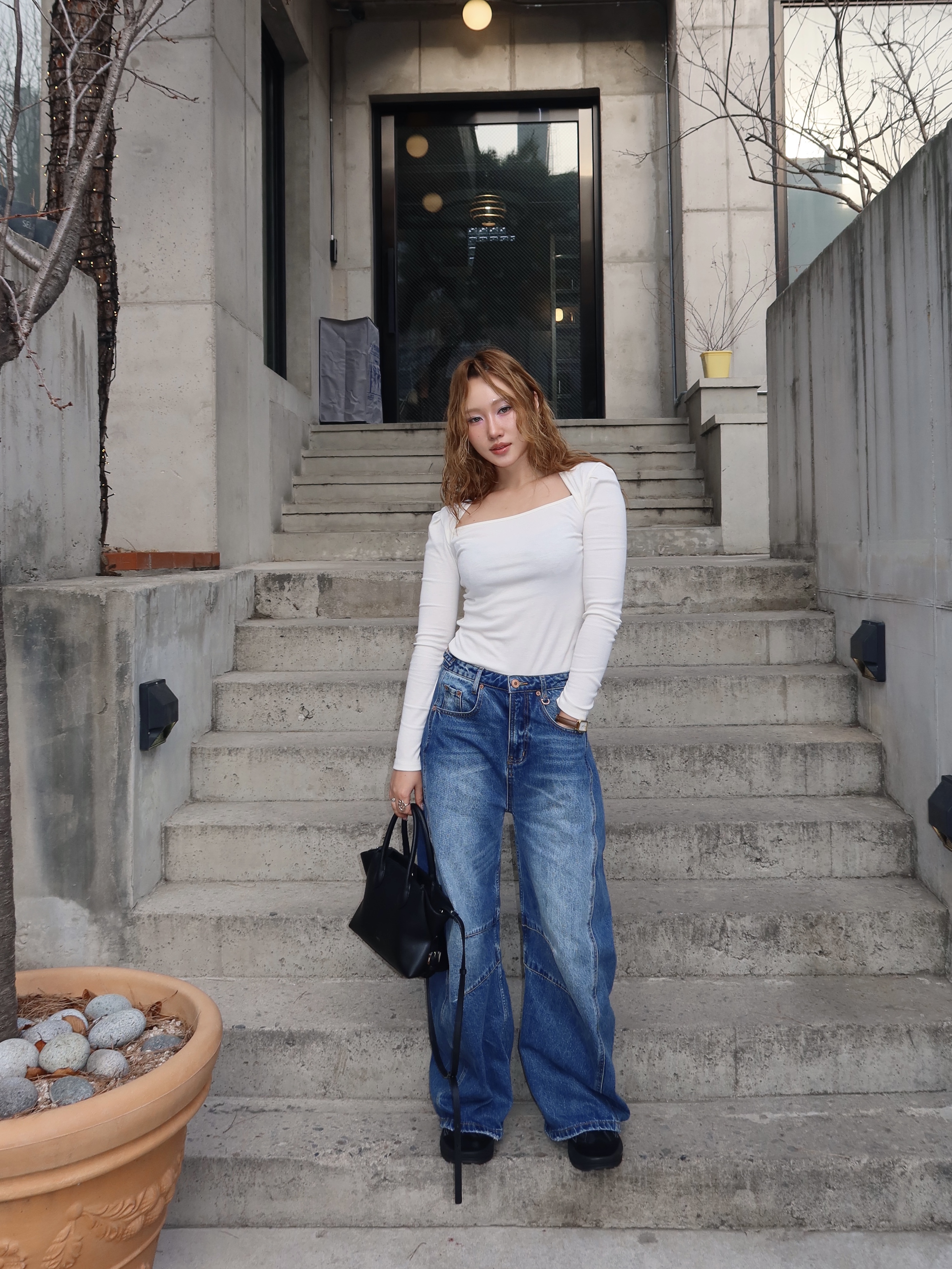 A.P.C. Demi-Lune Card Holder Nut Brown 착용 스타일 - 2