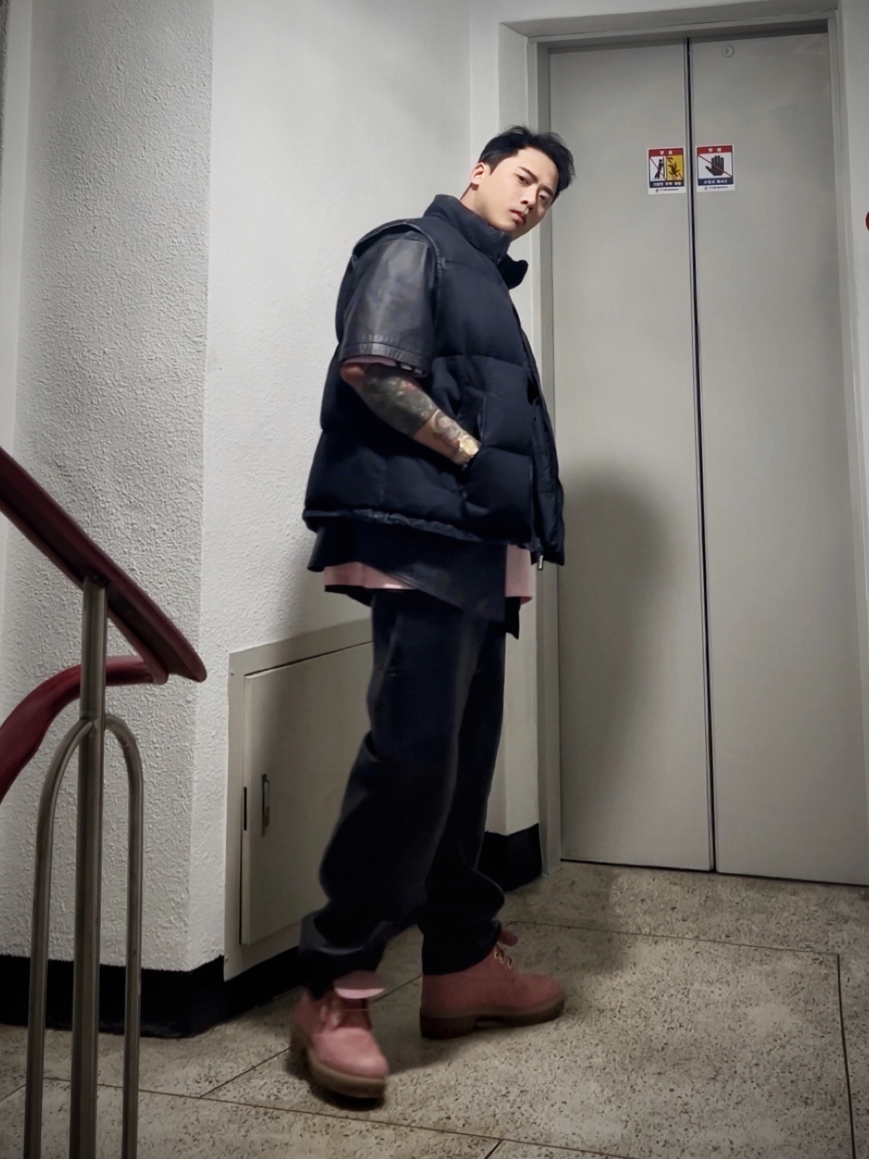 Supreme x Nike Denim Puffer Vest Black - 24SS, Supreme Leather S/S Work Shirt Black - 23FW 착용 스타일 - 1