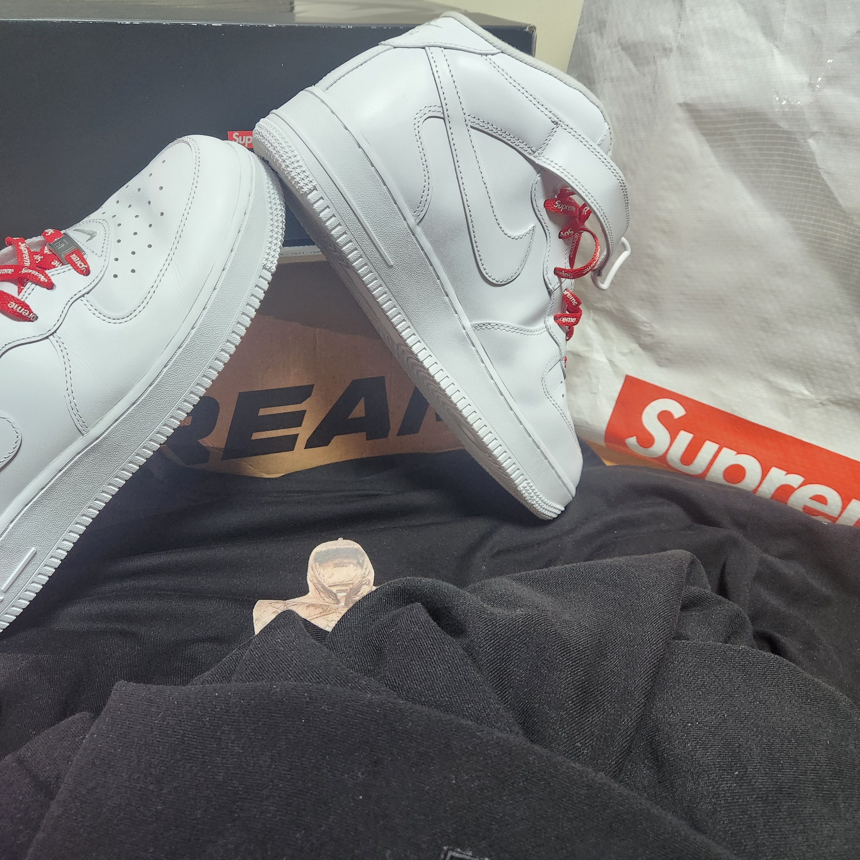 Nike x Supreme Air Force 1 Low White, Nike x Supreme Air Force 1 Mid White 착용 스타일