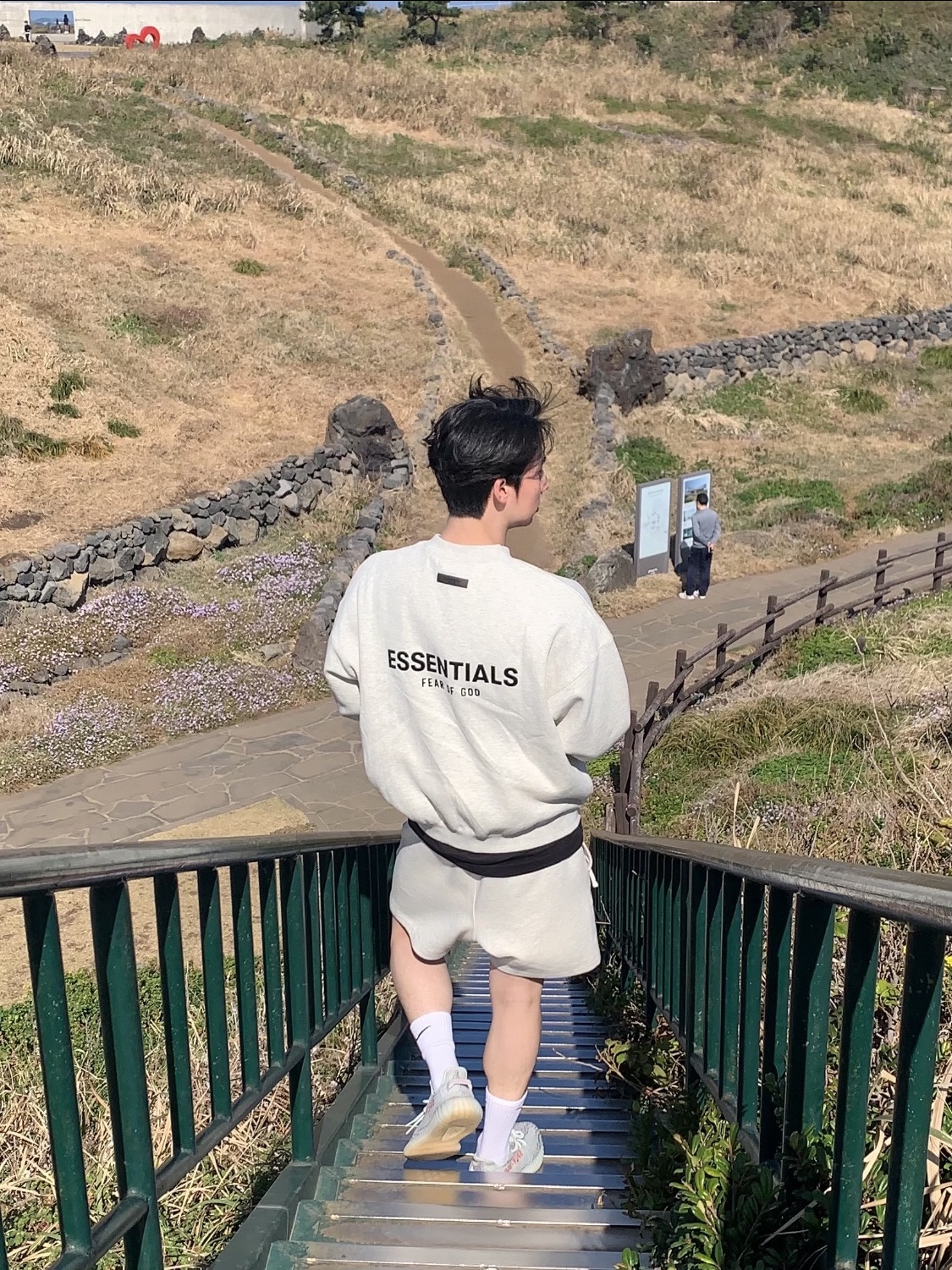 Essentials The Core Collection Crewneck Sweatshirt Light Oatmeal, Essentials The Core Collection Sweatshorts Light Oatmeal 착용 스타일