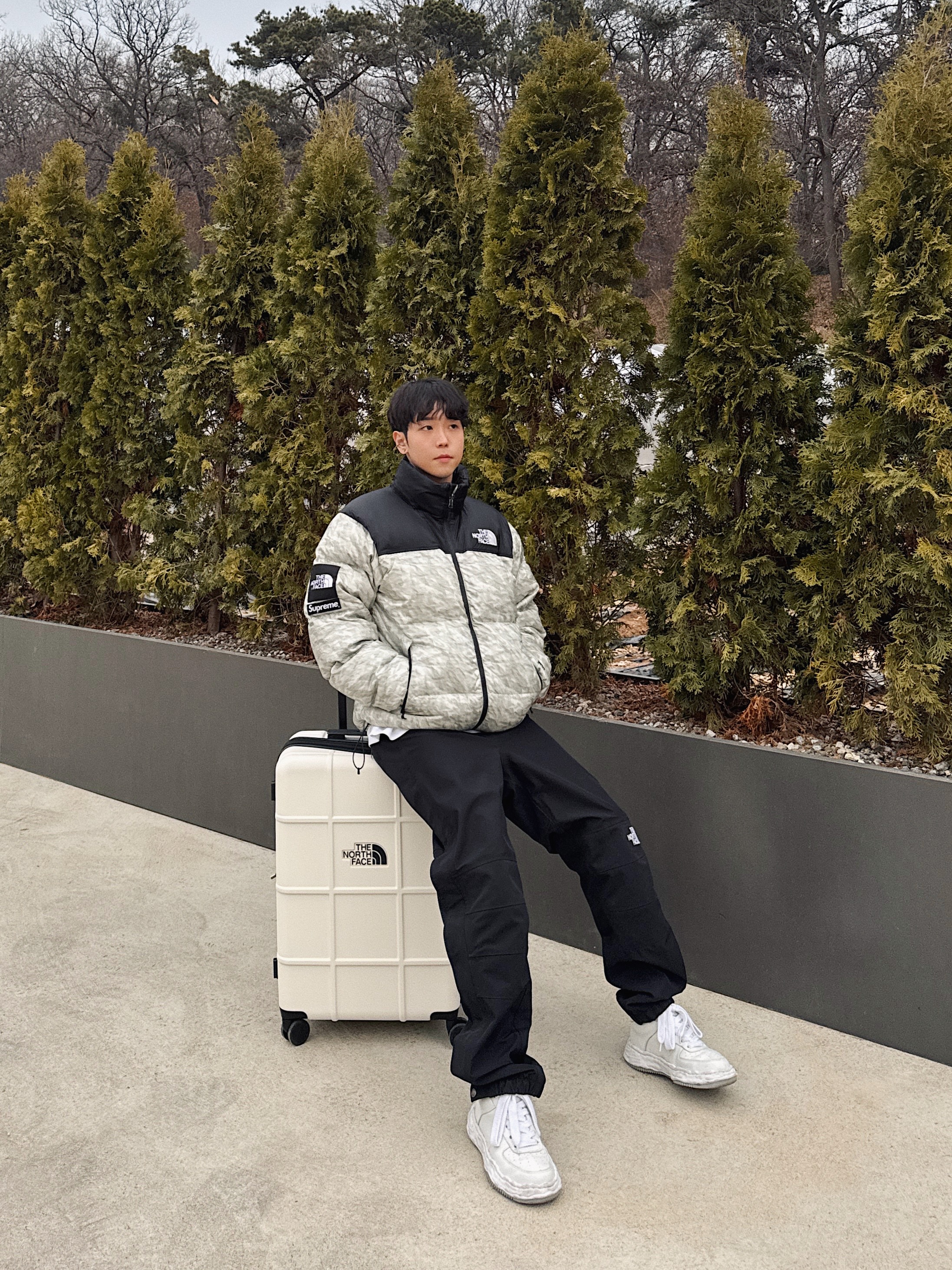 Supreme x The North Face Paper Print Nuptse Jacket - 19FW, Maison Mihara Yasuhiro Wayne OG Sole Leather Low-top Sneakers White 착용 스타일 - 1