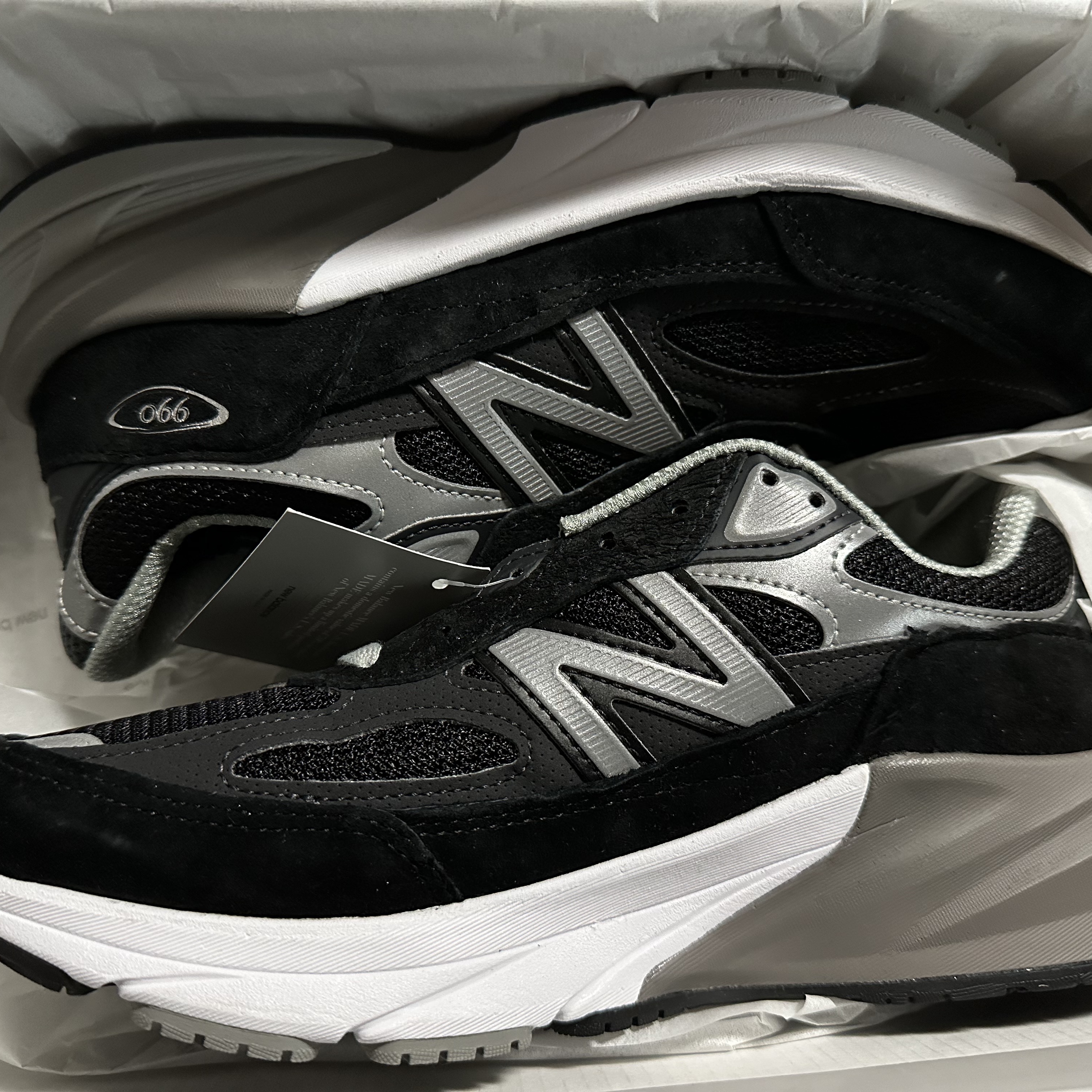 New Balance 990v6 Made in USA Black White 착용 스타일 - 3
