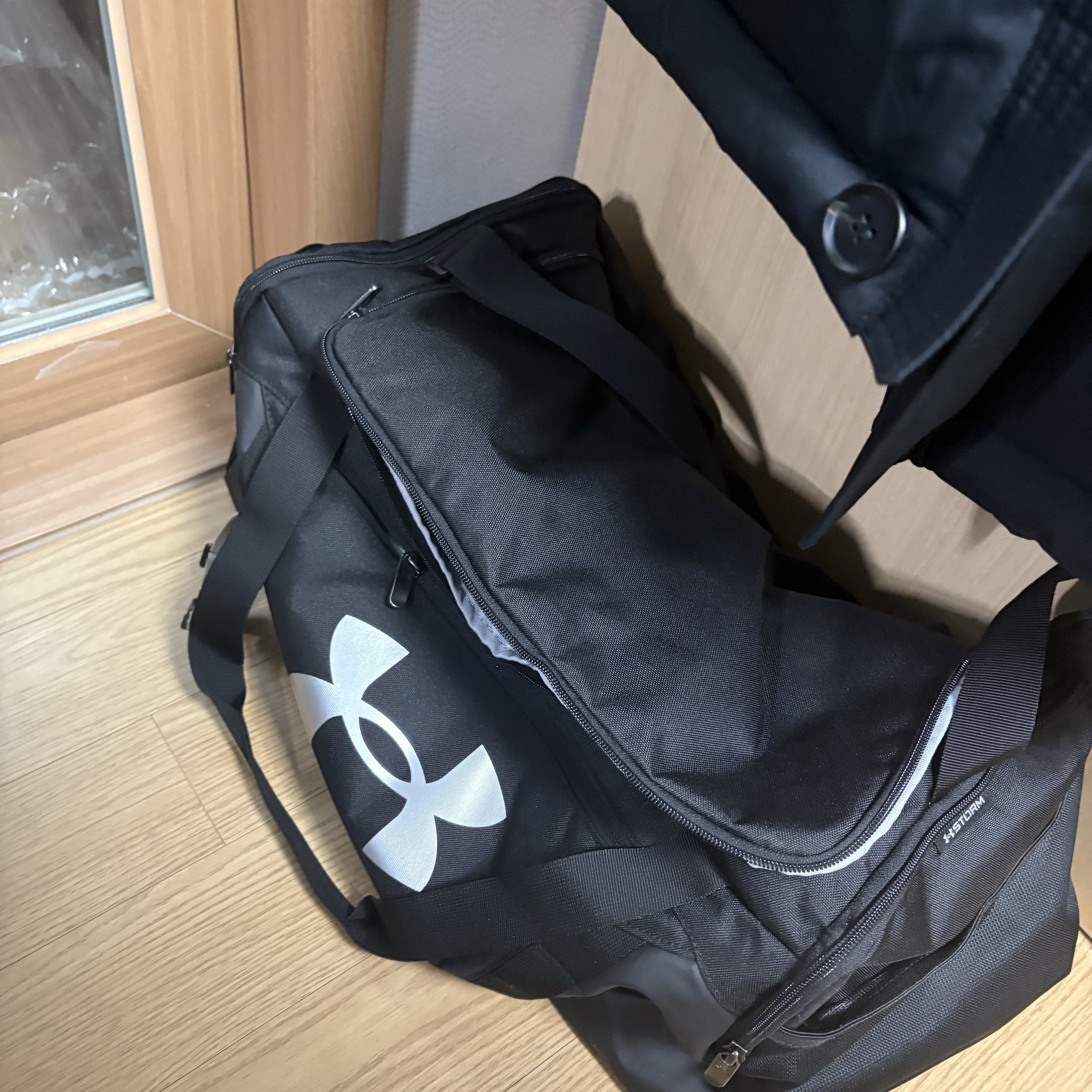 Under Armour Undeniable 5.0 Small Duffle Bag Black Metallic Silver 착용 스타일