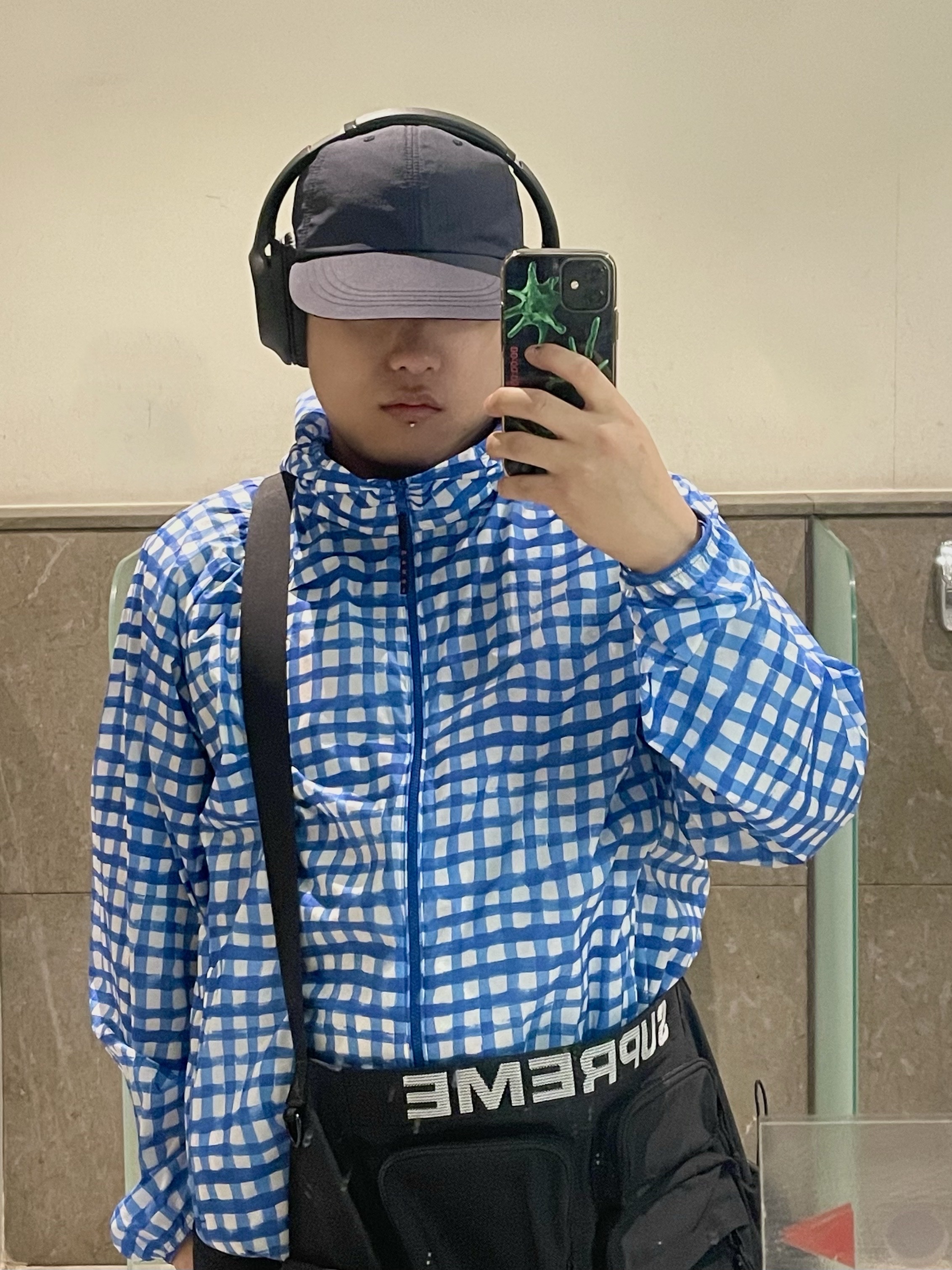 Supreme Field Messenger Bag Black - 23SS, Sony WH-CH720N Black (Sony Korea Ver.) 착용 스타일 - 1