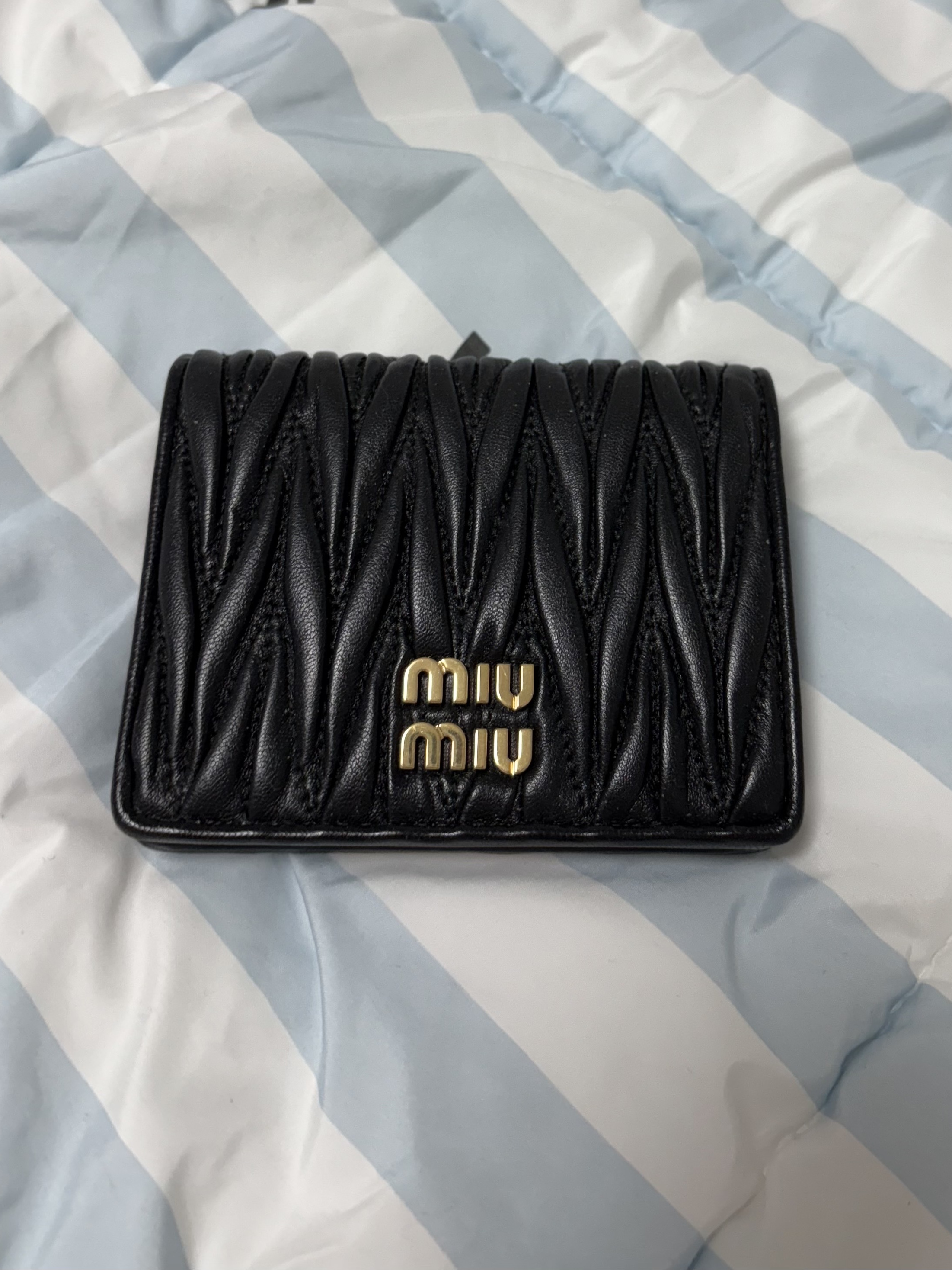 Miu Miu Matelasse Nappa Leather Wallet Black 착용 스타일
