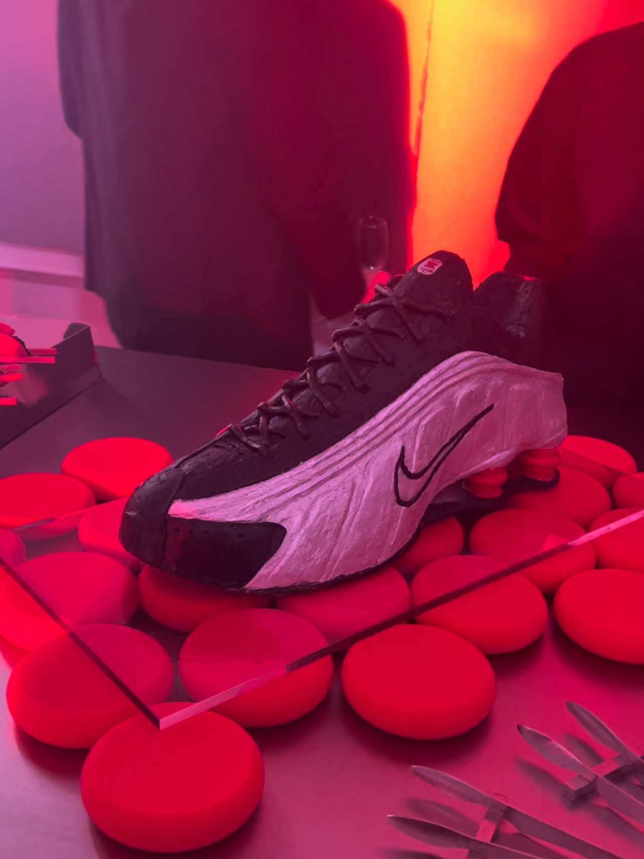 [KREAM 단독] ADSB Andersson Bell Raptor Layered Cargo Pants Indigo Green, Nike Shox R4 Triple Black 착용 스타일 - 3