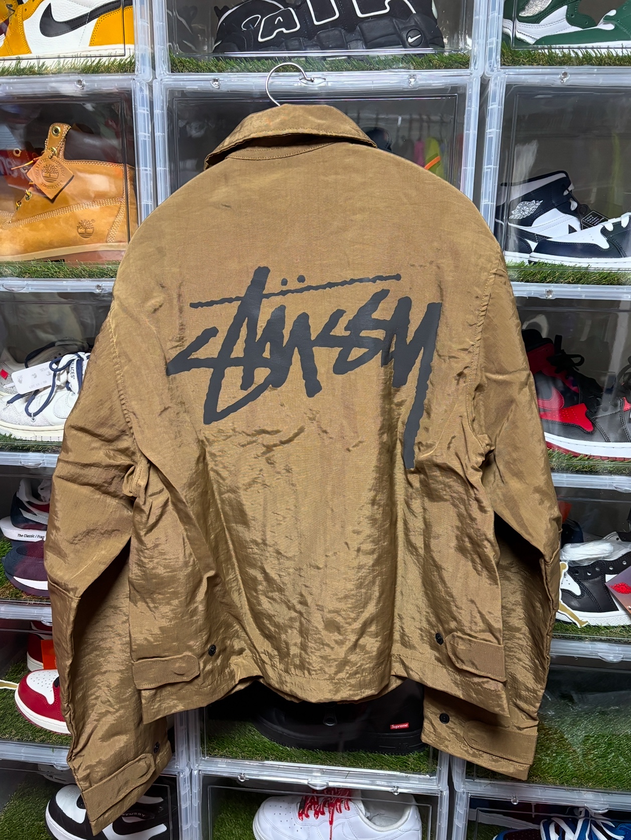 Stussy x Our Legacy Work Shop Pararescue Jacket Muddy Mustard, Nike x Stussy NRG Cuffed Beanie Summit White 착용 스타일 - 3