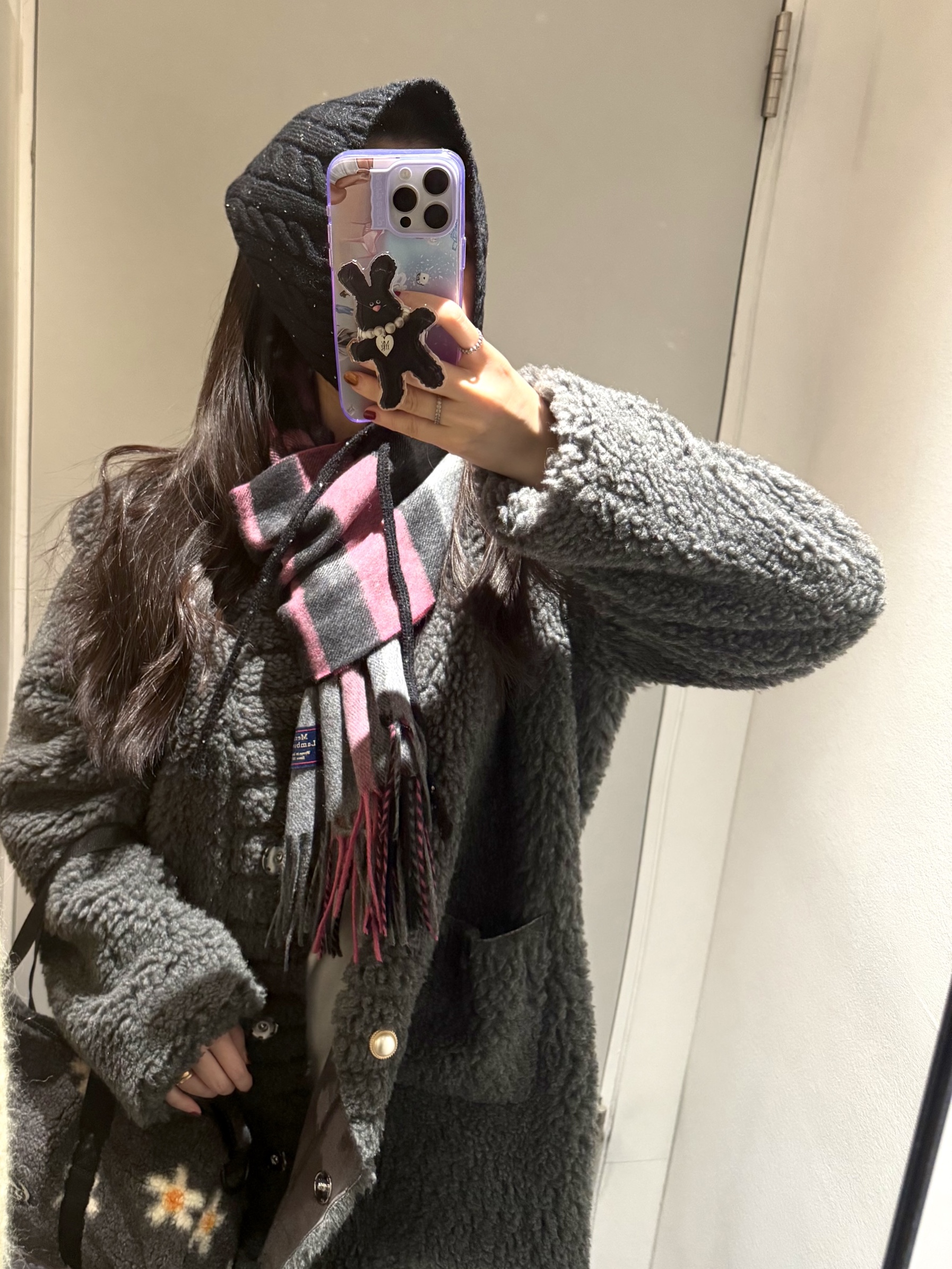 Emis Flower Boucle Crossed Body Bag Black, (W) UGG Classic Ultra Mini Platform Boots Chestnut 착용 스타일 - 1