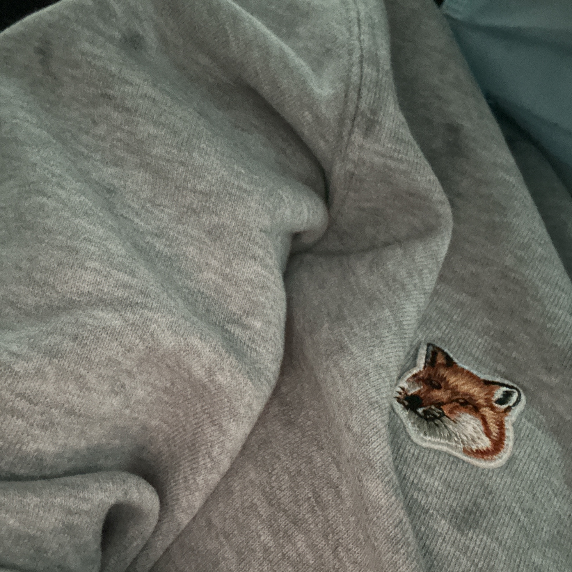 Maison Kitsune Fox Head Patch Regular Sweatshirt Light Grey Melange 착용 스타일