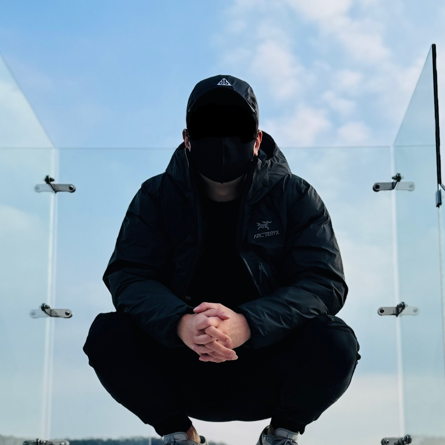 Arc'teryx Alpha Lightweight Parka Black, Nike ACG Trail Cap Black 착용 스타일 - 1