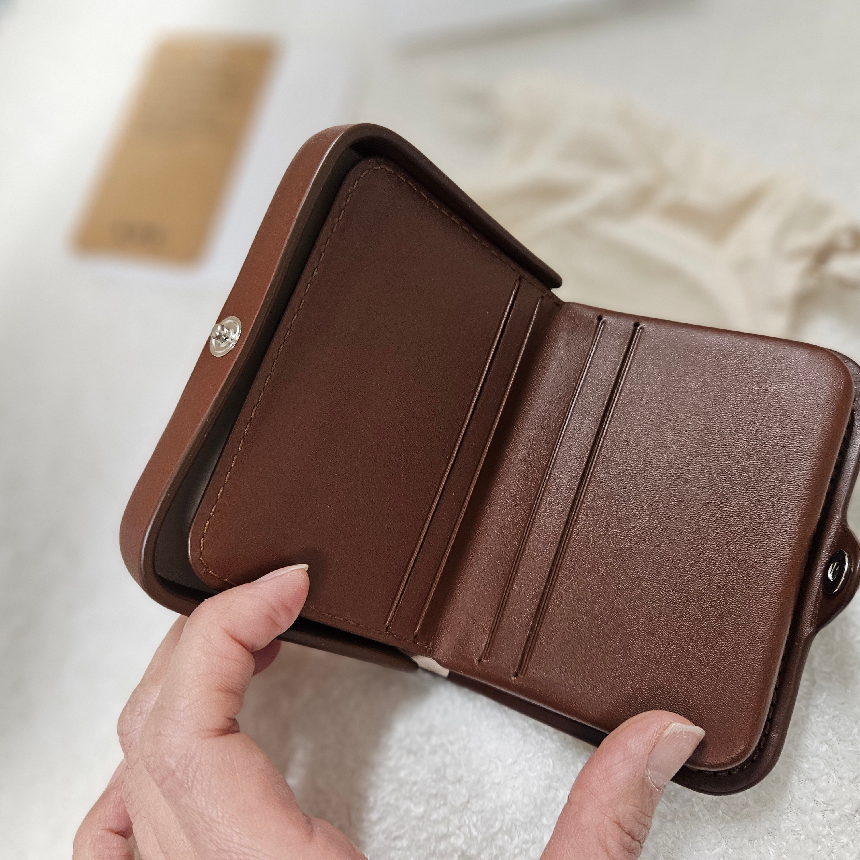 A.P.C. Josh Coin Purse Nut Brown 착용 스타일 - 2