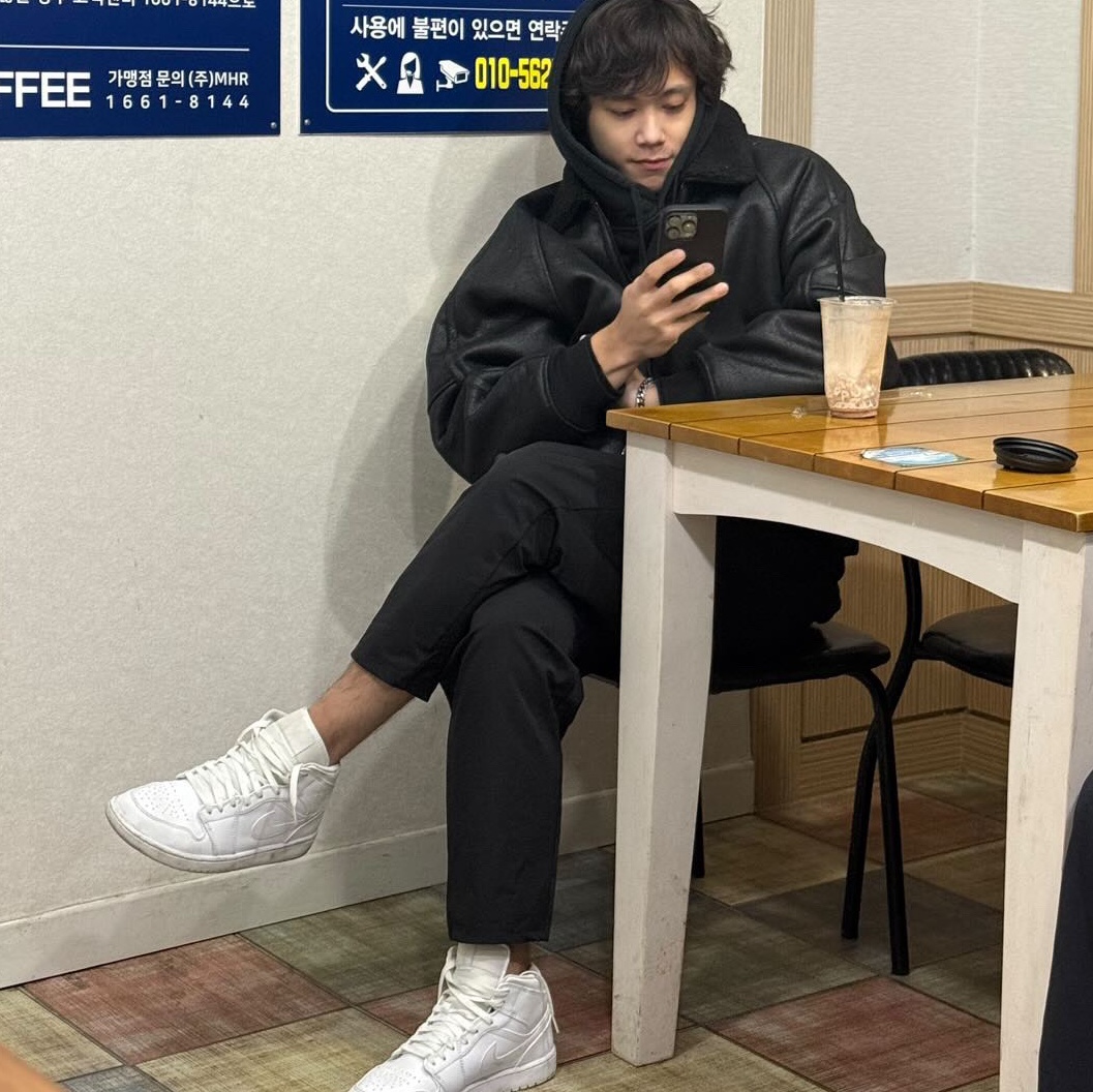 TONY HAWK Shearling Mustang Jacket Black, Jordan 1 Mid Triple White 2022 착용 스타일