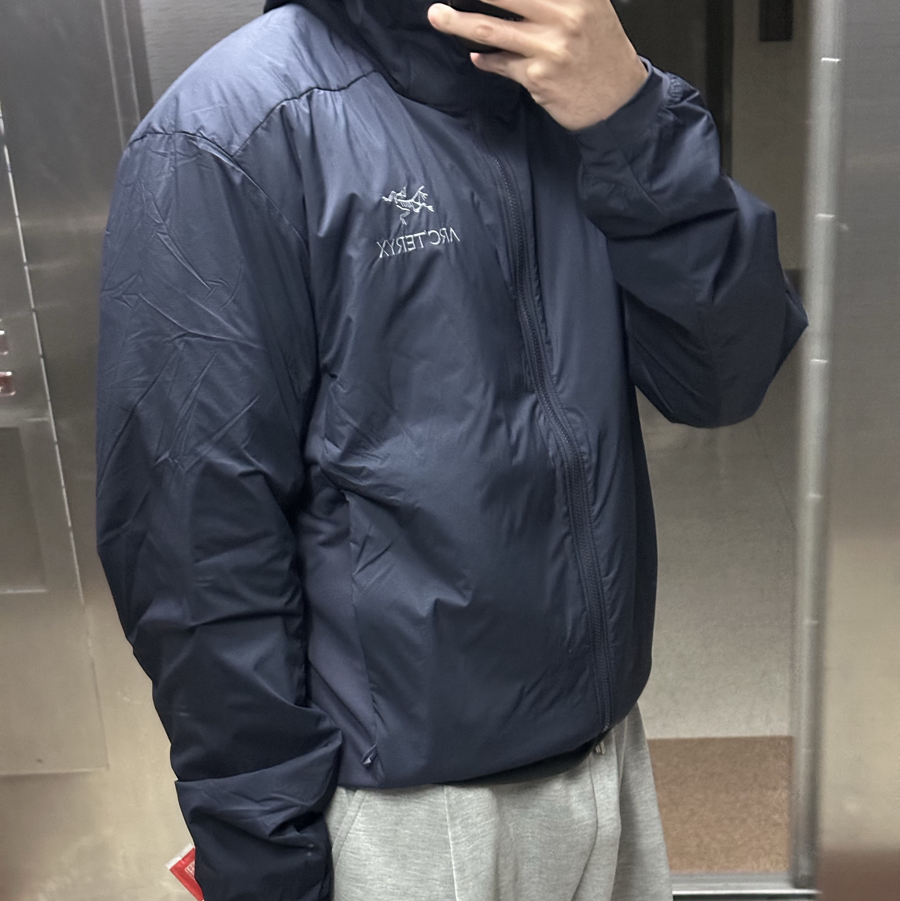Arc'teryx Atom Hoody Black Sapphire 착용 스타일