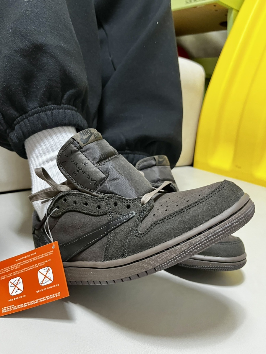 Jordan 1 x Travis Scott Retro Low OG SP Velvet Brown and Dark Mocha, Undermycar Mu.03 Anti Fxxking Logo Play Oversized Sweat Jogger Black 착용 스타일 - 3