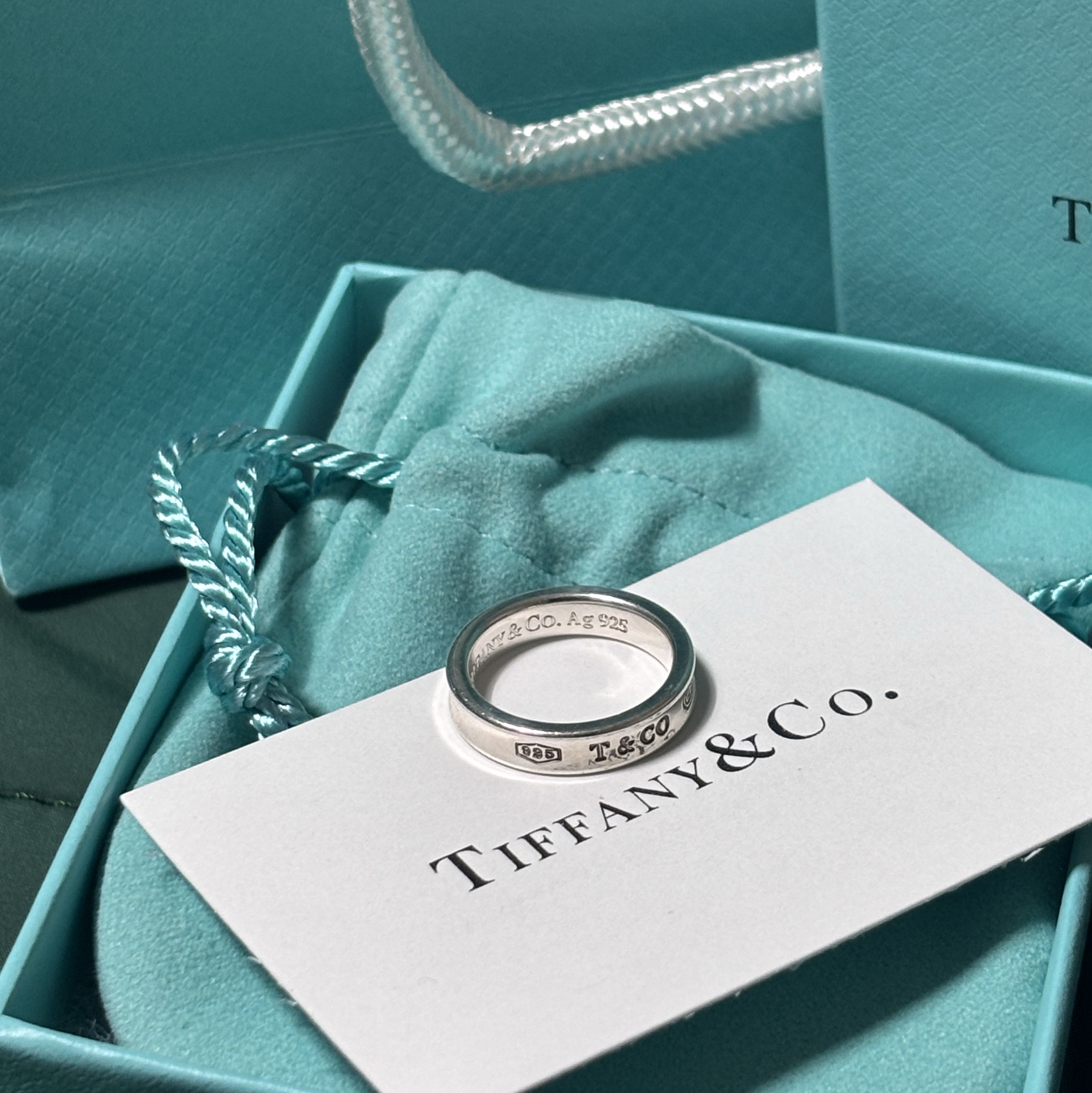 Tiffany & Co. 1837 Ring Narrow Silver 착용 스타일