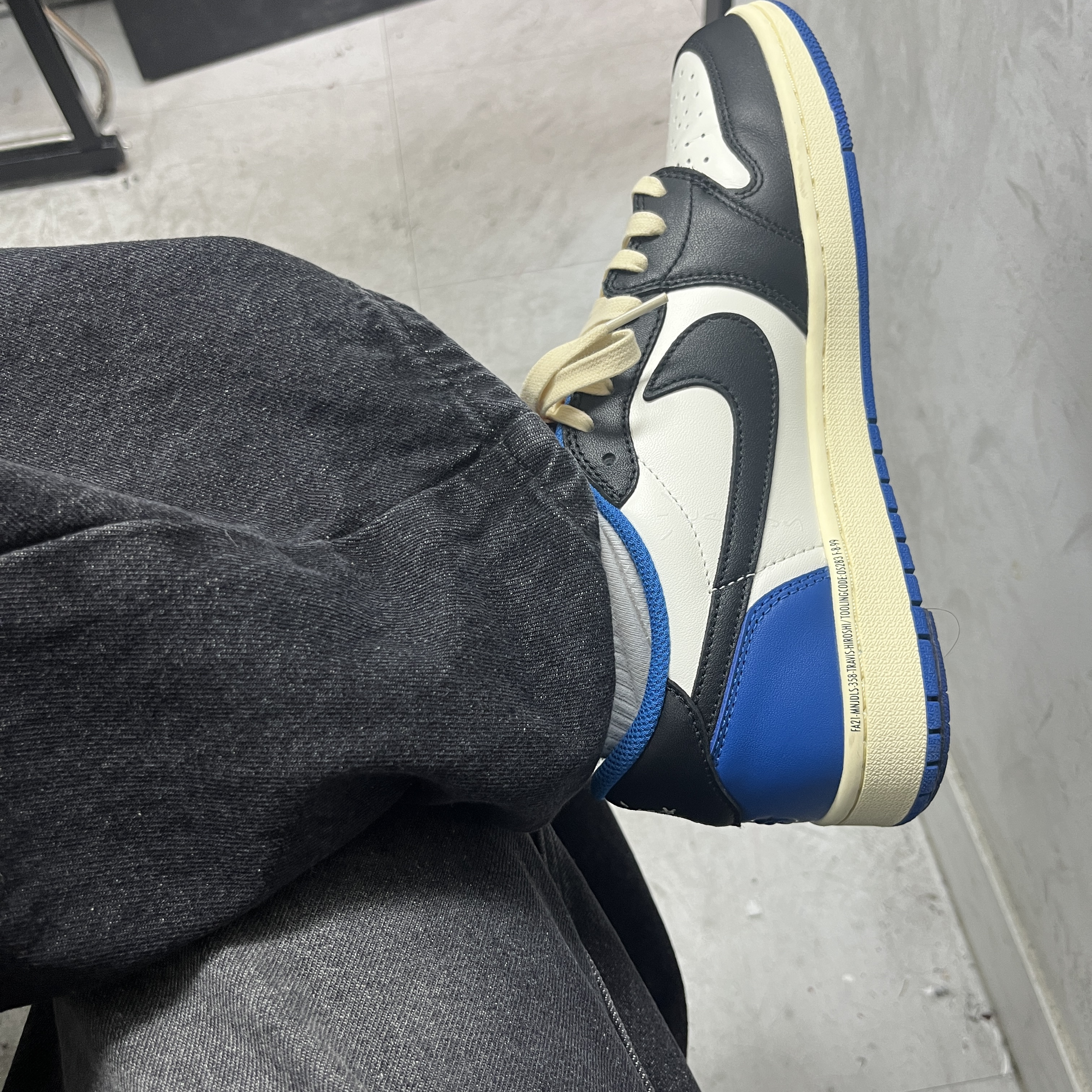 Jordan 1 x Travis Scott x Fragment Retro Low OG SP Military Blue 착용 스타일 - 2
