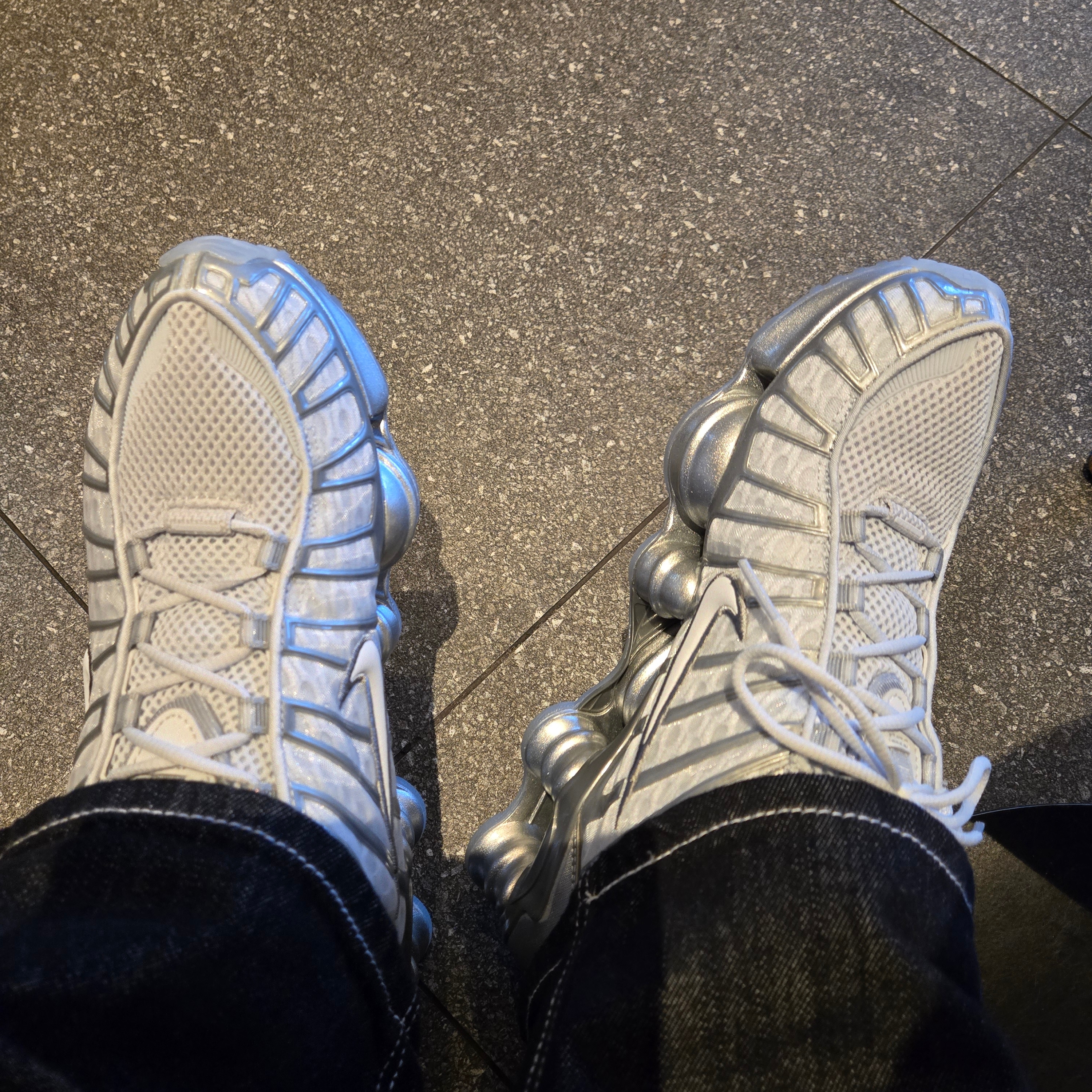 (W) Nike Shox TL Pure Platinum and Metallic Silver 착용 스타일 - 2