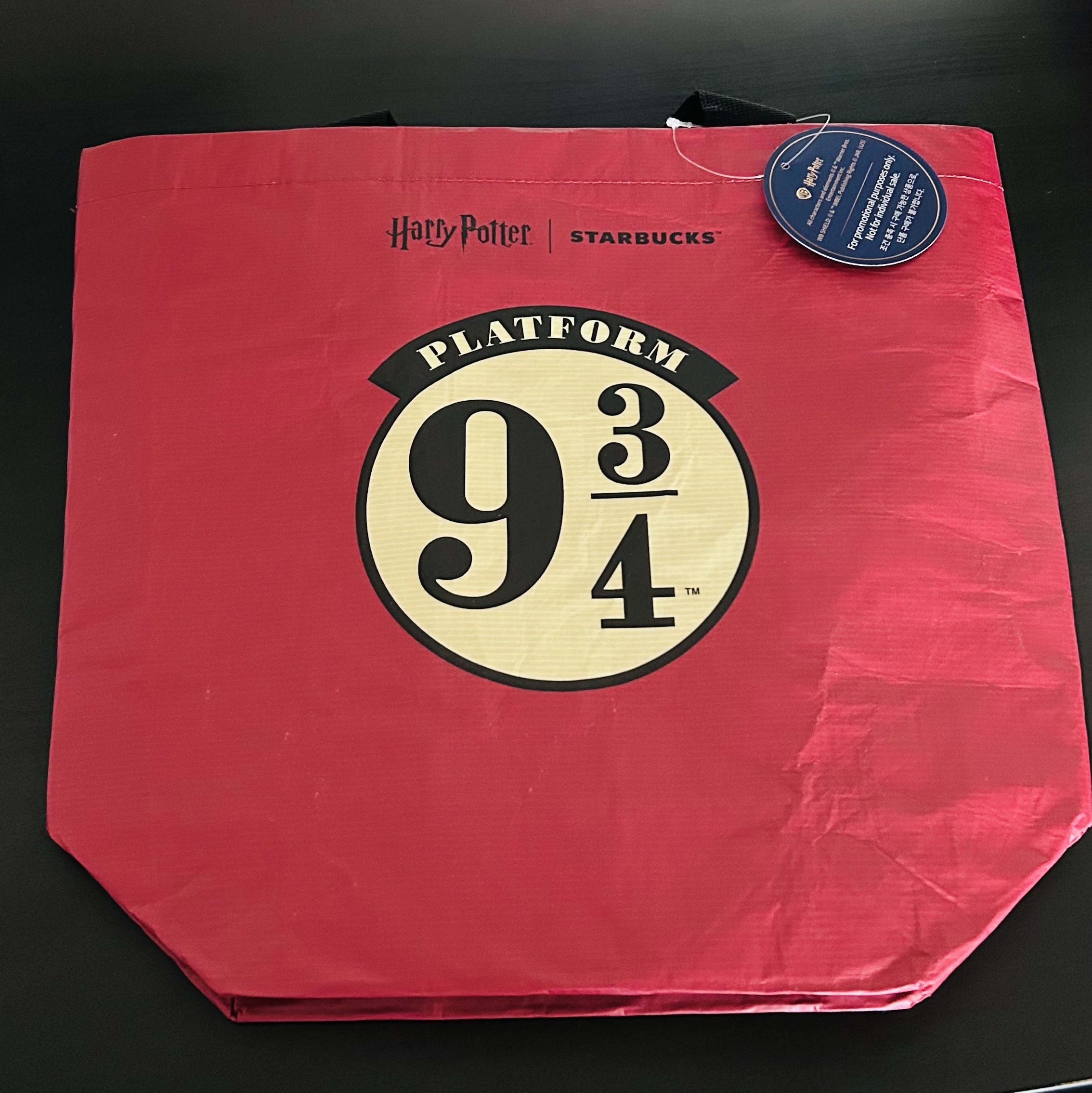 Starbucks x Harry Potter Reusable Bag Red 착용 스타일