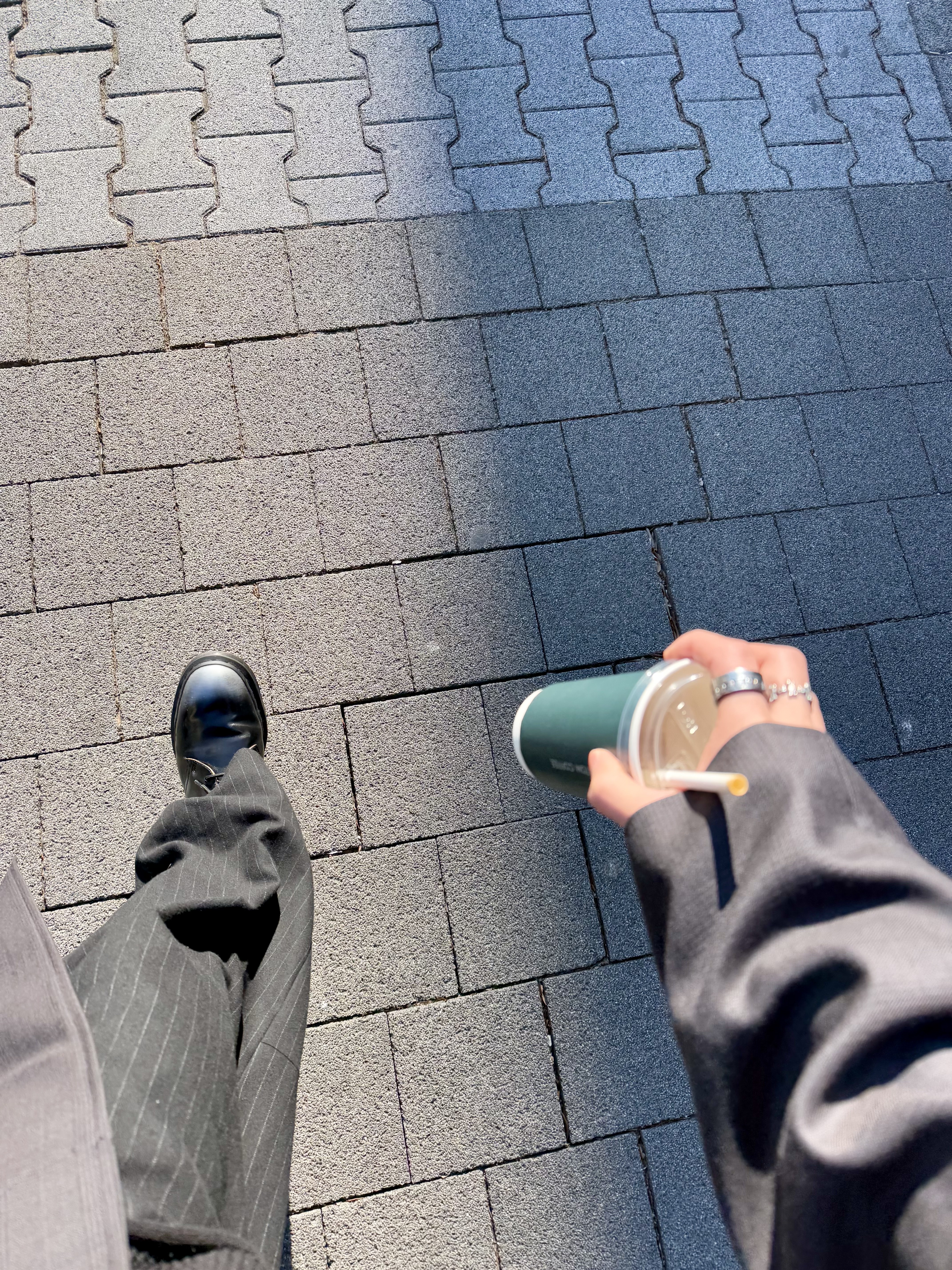 ETCE Circle Logo Knit Black, Dr. Martens x Supreme 1461 Gray Silver 착용 스타일 - 3