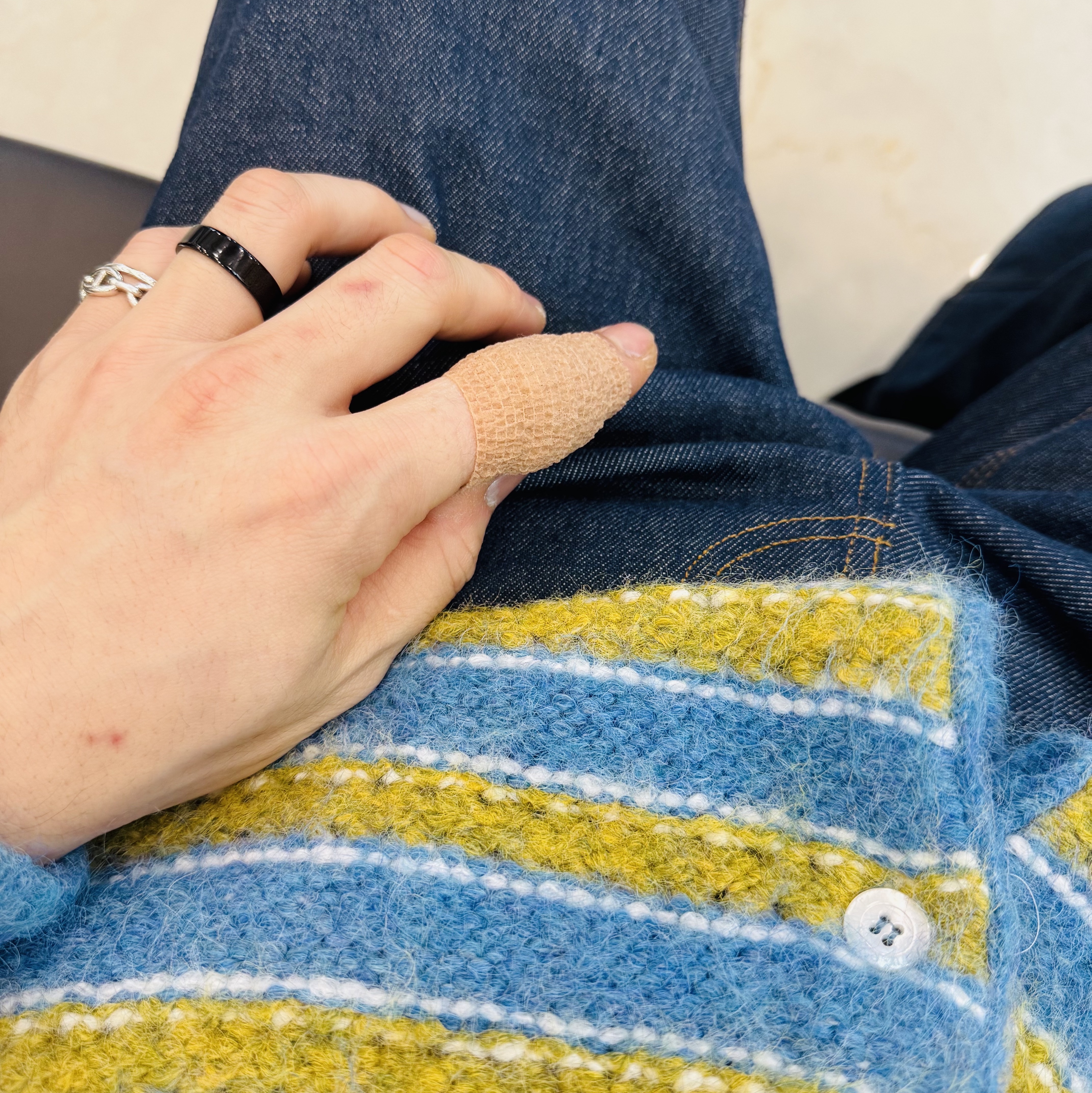 STU Flared Denim Pants Indigo, STU Wing Metal Brooch 착용 스타일 - 5