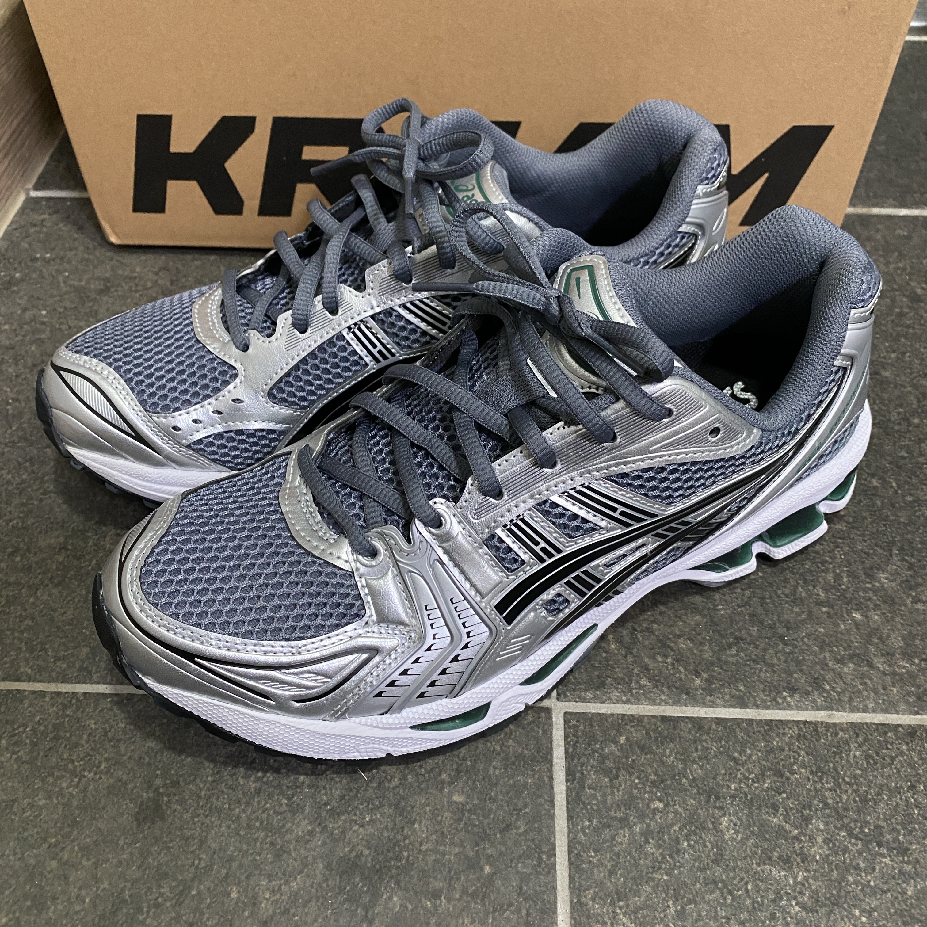 Asics Gel-Kayano 14 Metropolis Jasper Green 착용 스타일
