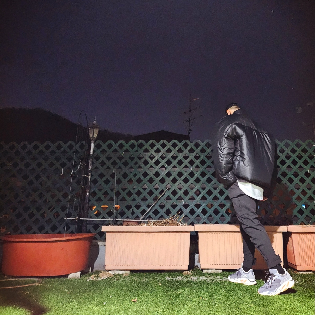 Yeezy Gap Engineered By Balenciaga Logo Long Sleeve T-Shirt Black, Yeezy Gap Engineered By Balenciaga Round Jacket 2 Black 착용 스타일 - 2