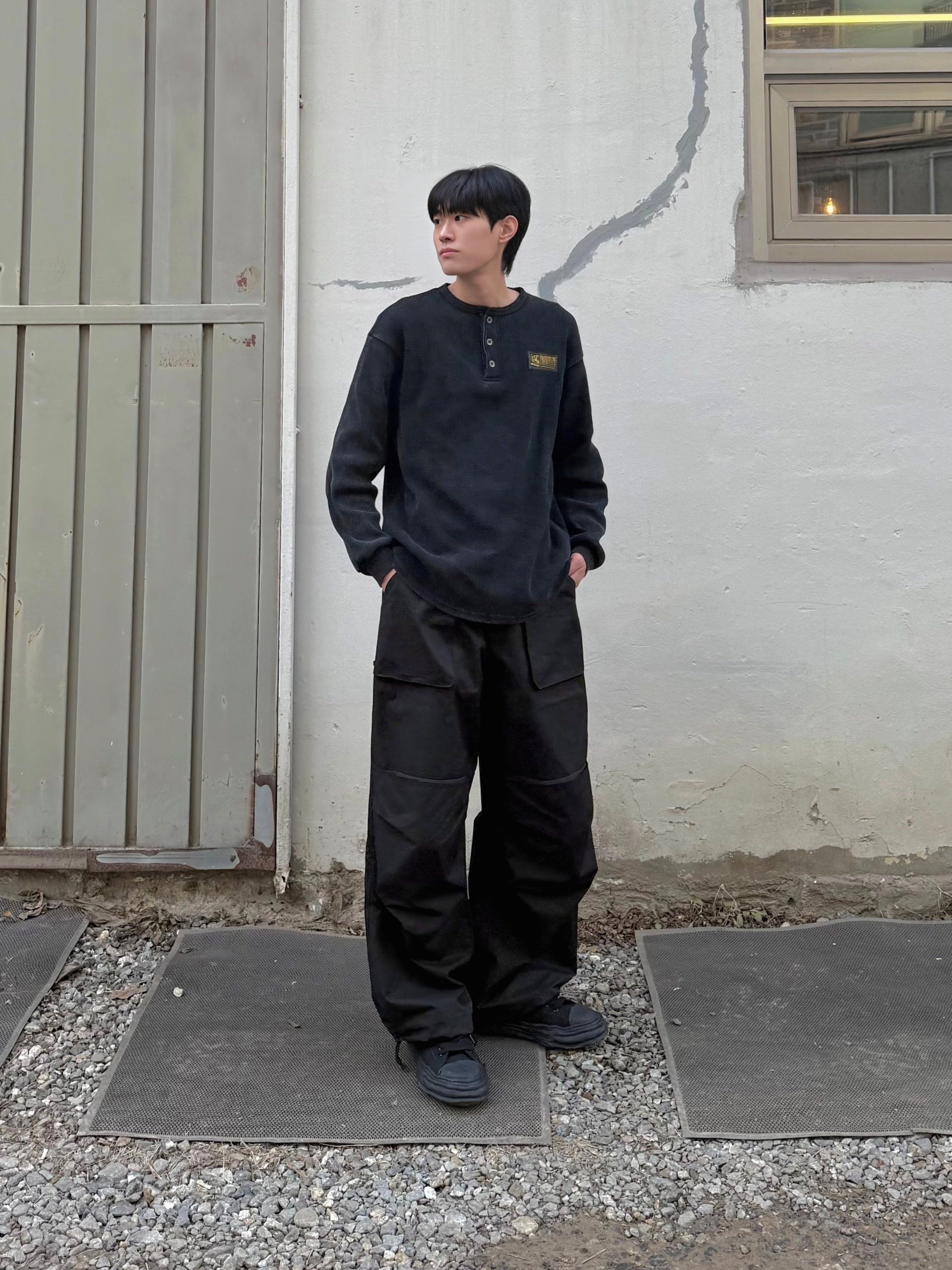 ETCE Prototype Henley Neck Waffle Knit Charcoal Yellow 착용 스타일 - 1