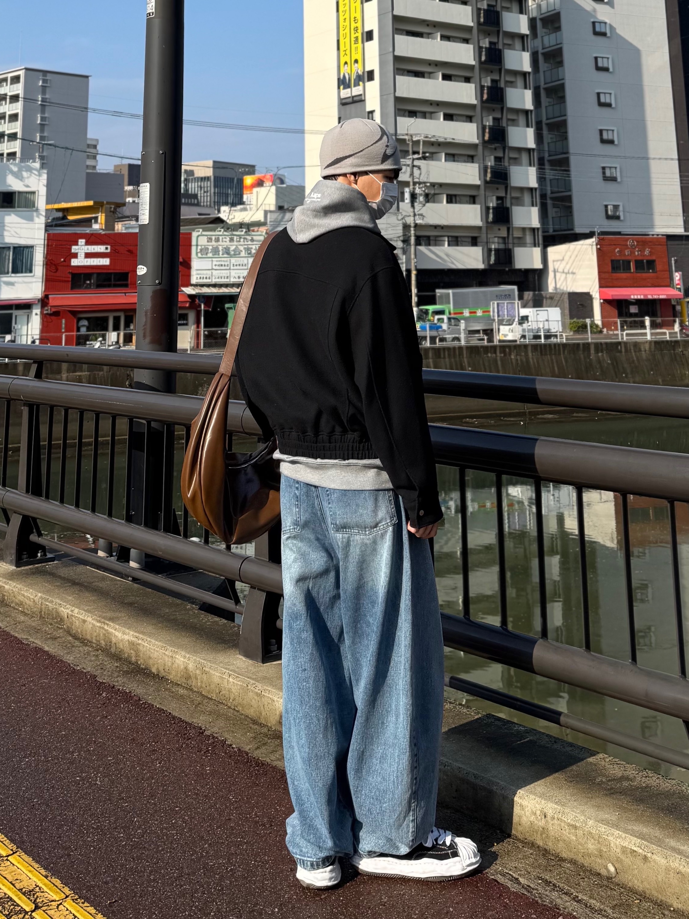 Maison Mihara Yasuhiro Blakey OG Sole Canvas Low-top Sneakers Black White 착용 스타일 - 3