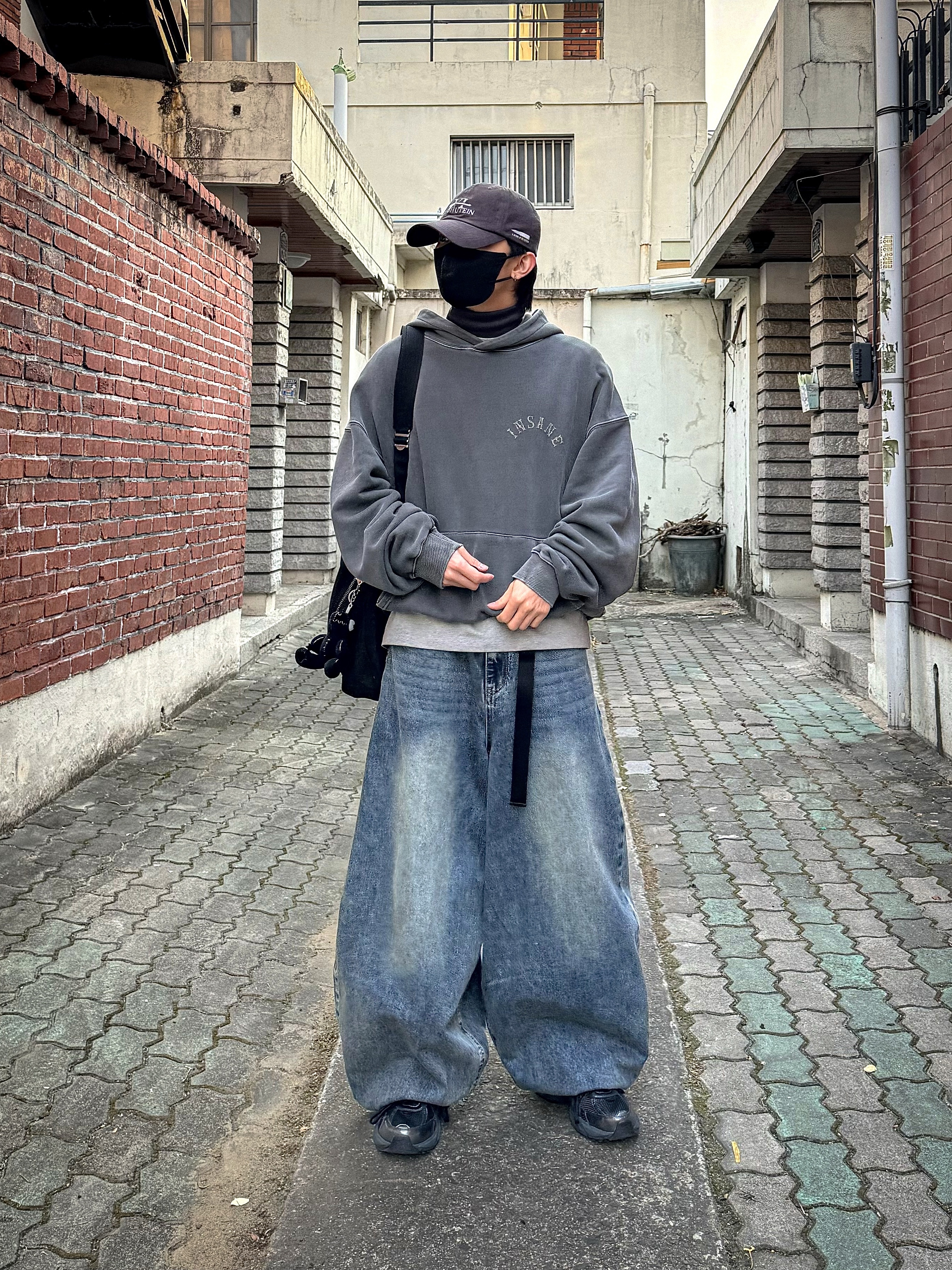 Nike V2K Run Black Anthracite 착용 스타일 - 3