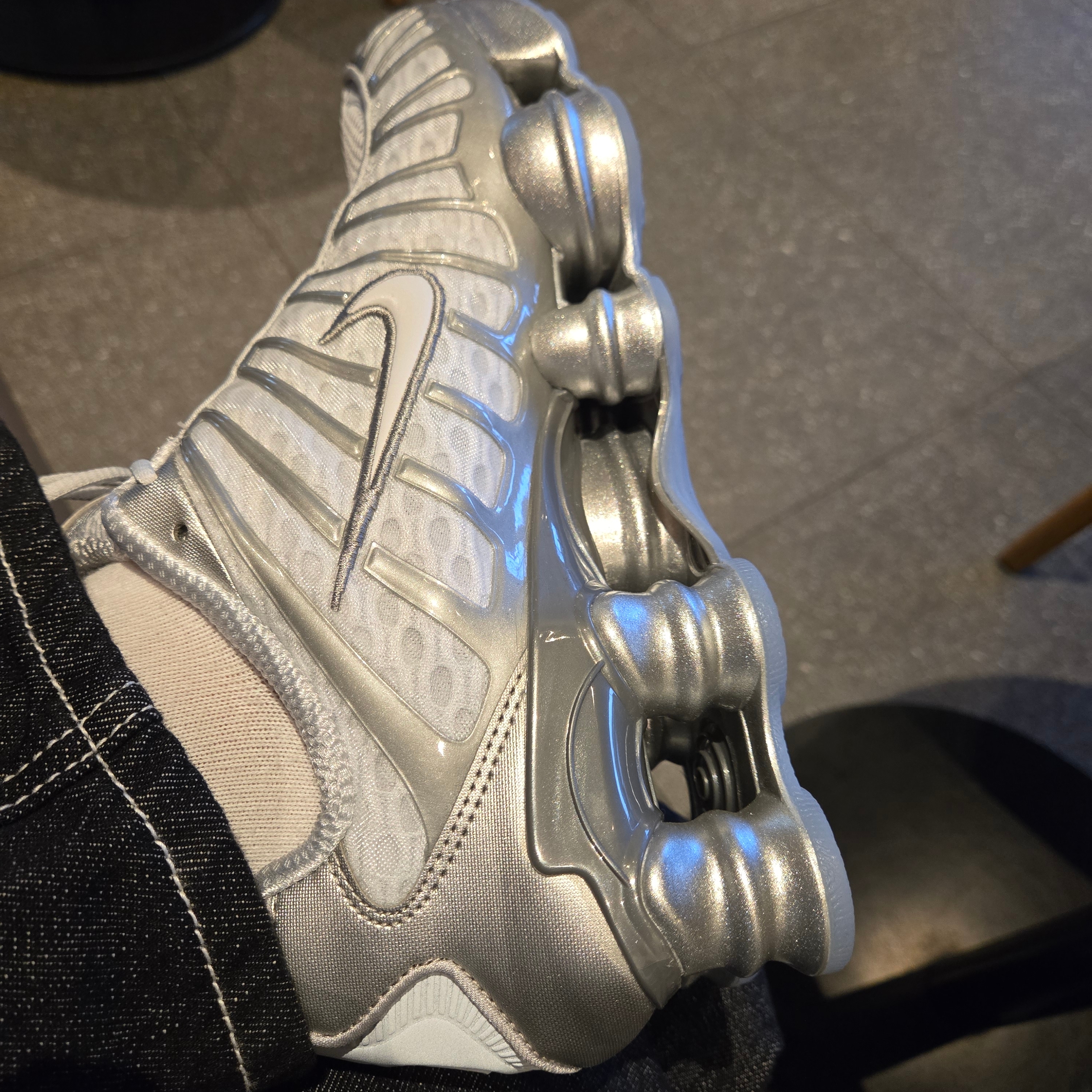 (W) Nike Shox TL Pure Platinum and Metallic Silver 착용 스타일 - 3