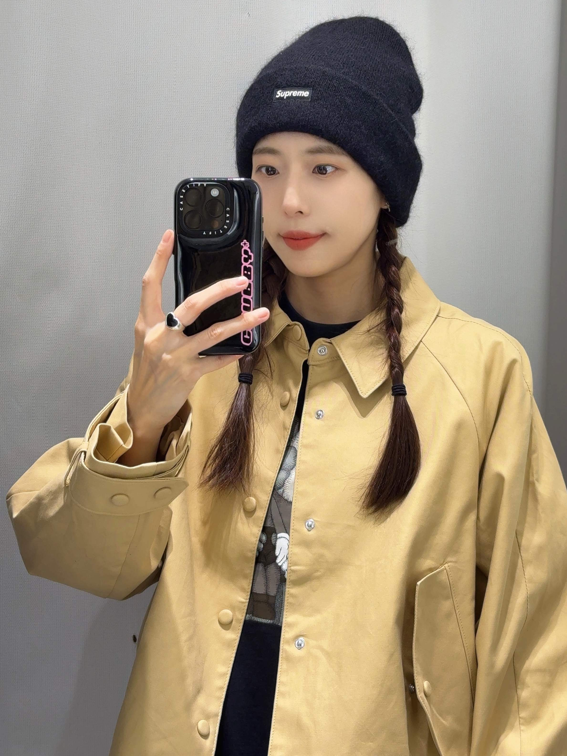 Supreme Mohair Beanie Black - 23FW, Uniqlo UT x Kaws Short Sleeve Graphic T-Shirt Black 착용 스타일 - 3