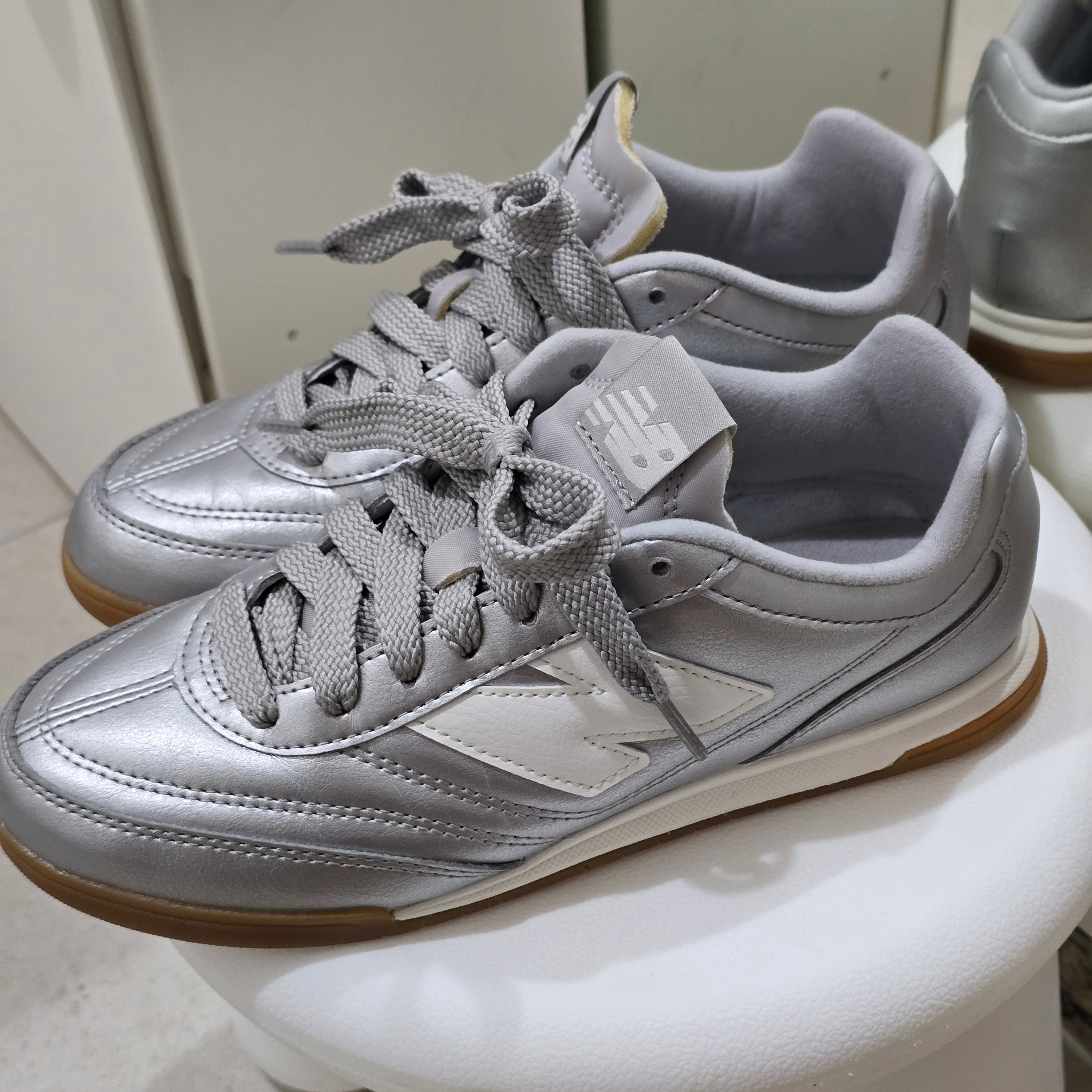 New Balance RC42 Silver Metallic Sea Salt 착용 스타일
