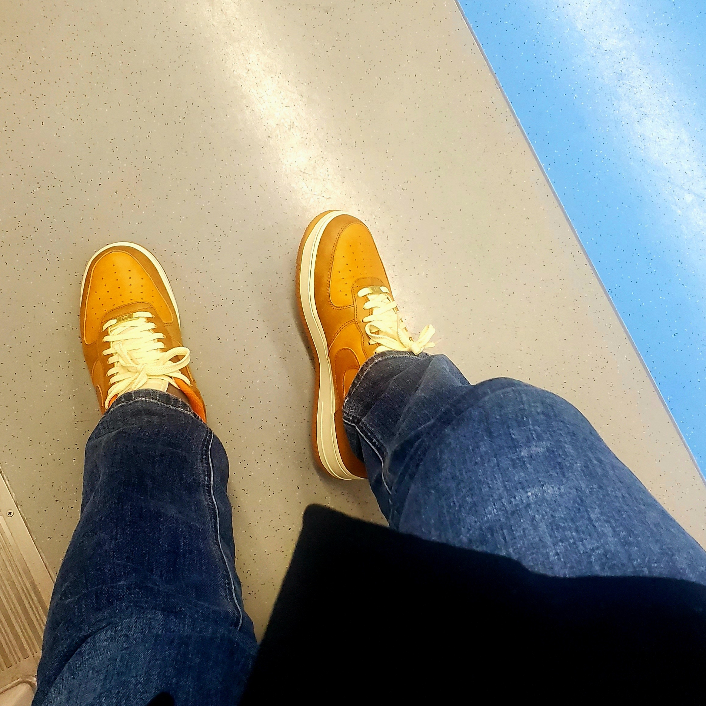 Nike Air Force 1 '07 LV8 Russet and Sunset 착용 스타일