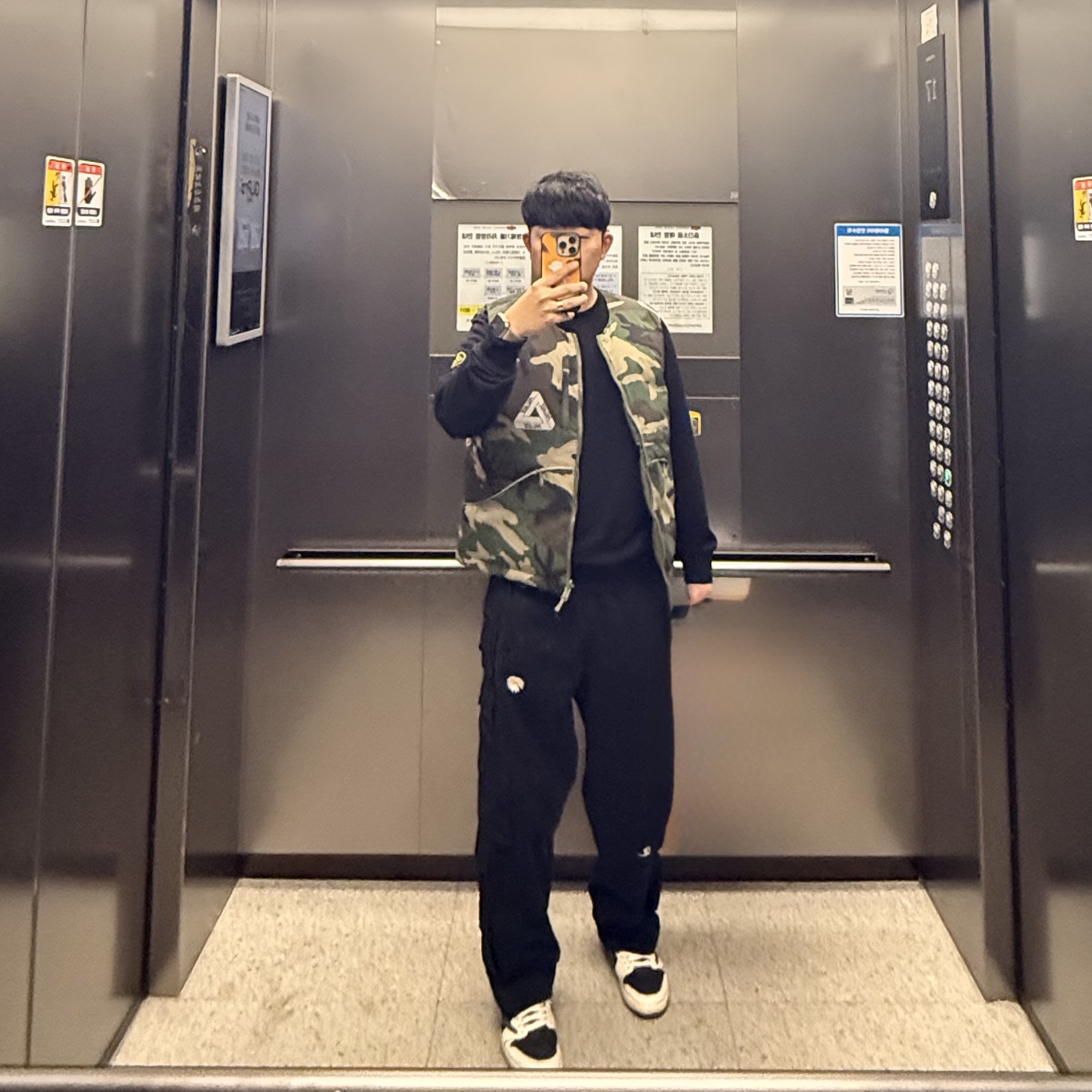 Palace P-Tech Reversible Puffa Vest Camo - 23FW, (W) Jordan 1 x Travis Scott Retro Low OG SP Medium Olive 착용 스타일