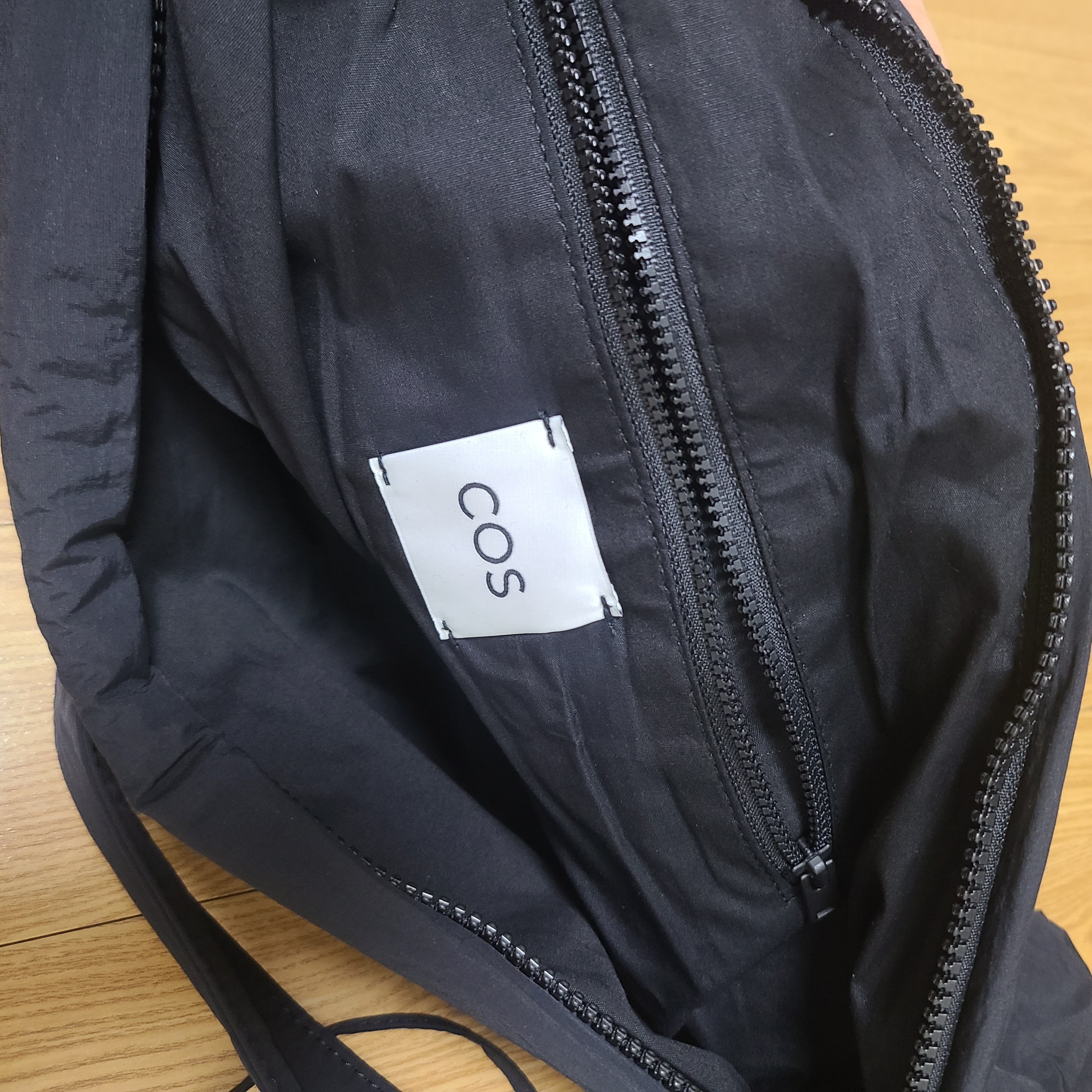 COS Canopy Nylon Mini Crossbody Bag Black 착용 스타일 - 4