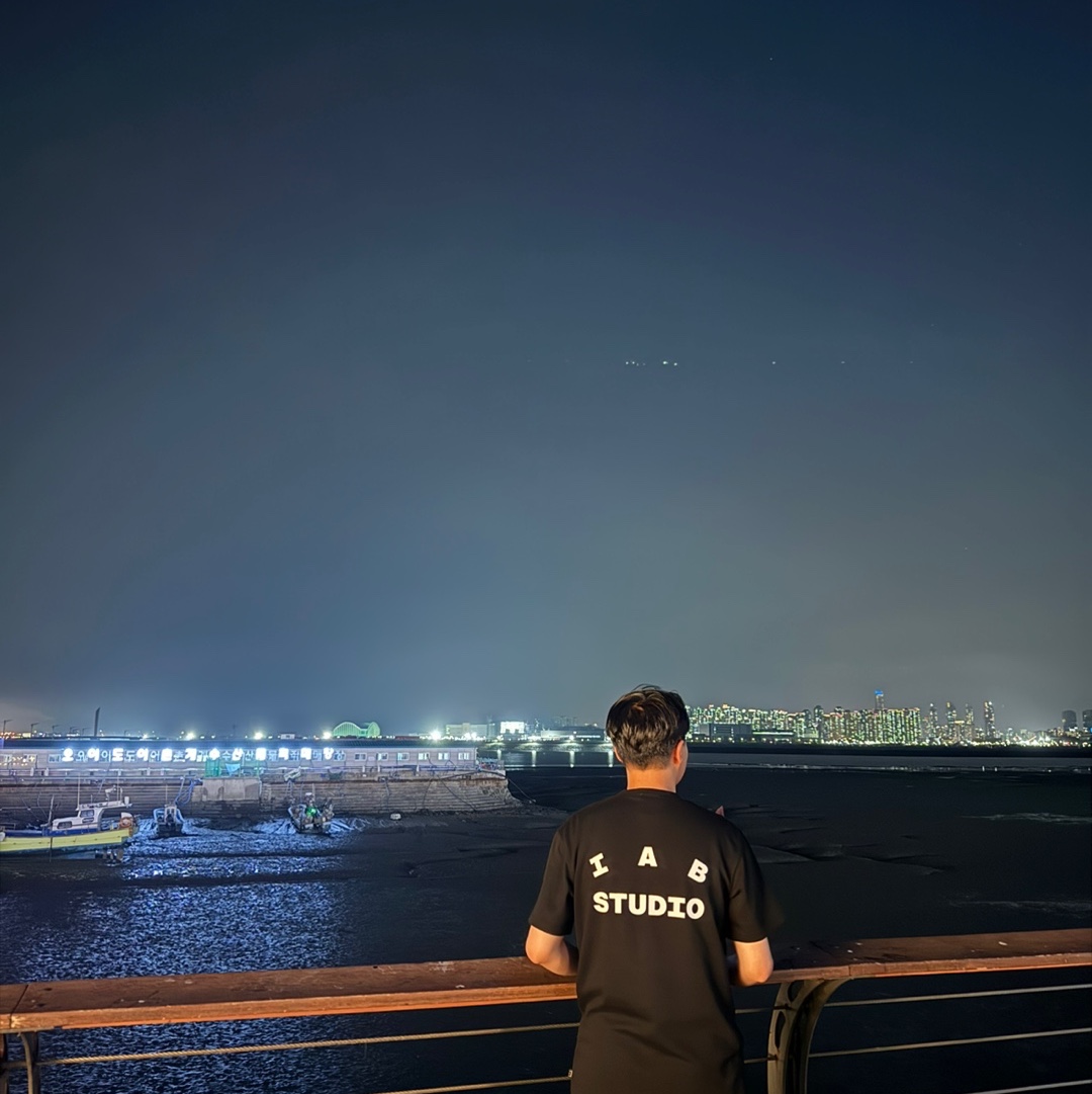 IAB Studio 10th Anniversary T-Shirt Black 착용 스타일