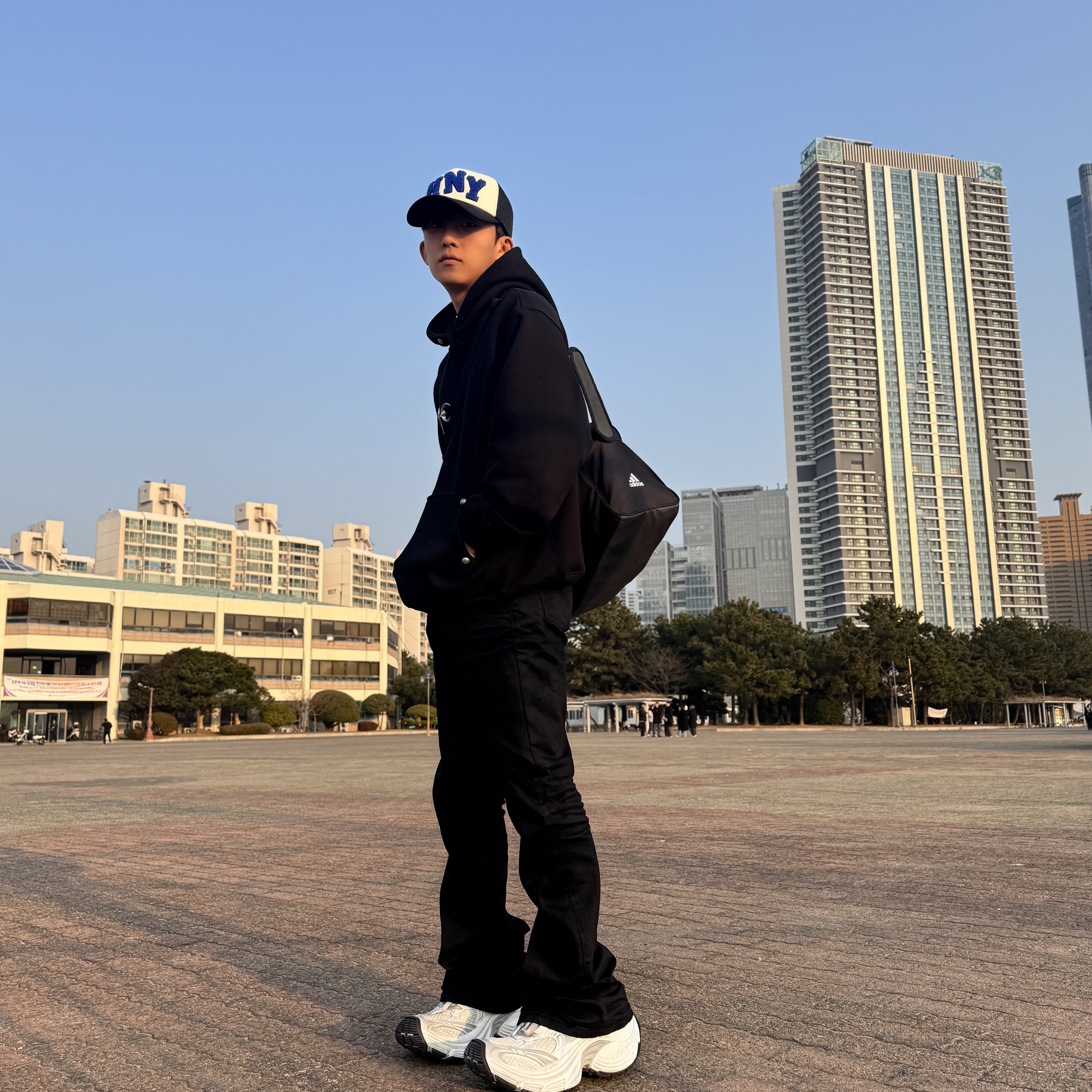 Balenciaga 10XL Sneakers White Grey Silver Black, Thug Club Armor Hoodie Black 착용 스타일 - 1